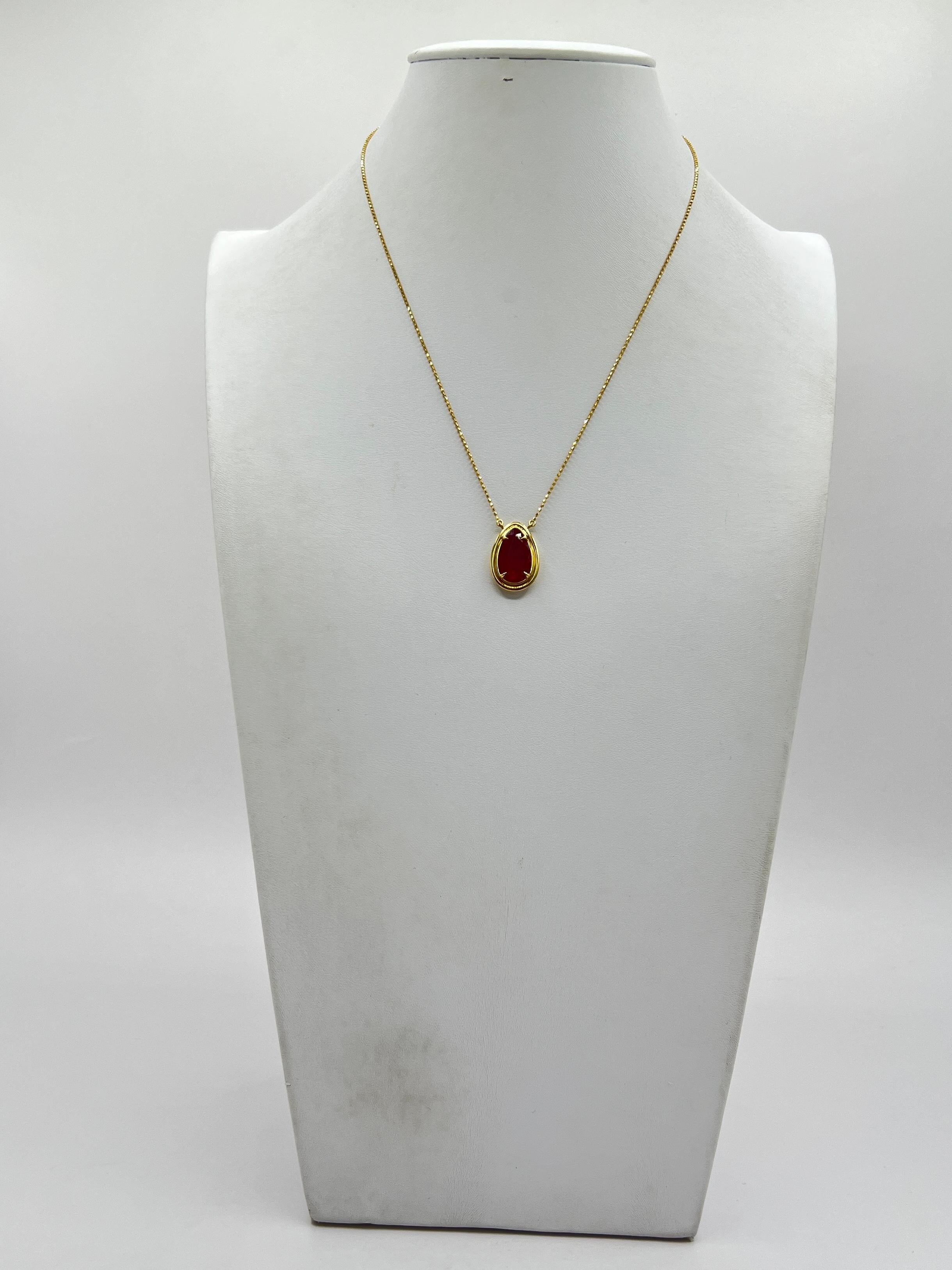 AGL 4 Carat Mozambique Ruby Pear Shape Double Bezel Necklace in 18K Yellow Gold im Angebot 1