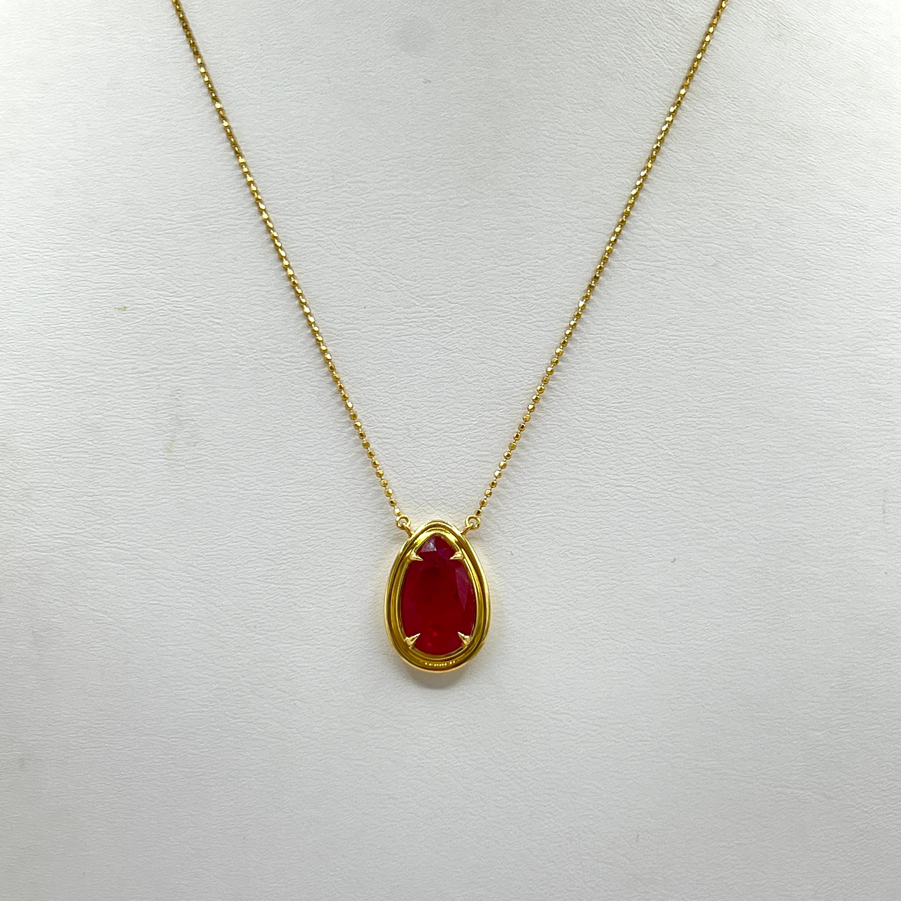 AGL 4 Carat Mozambique Ruby Pear Shape Double Bezel Necklace in 18K Yellow Gold im Angebot 2
