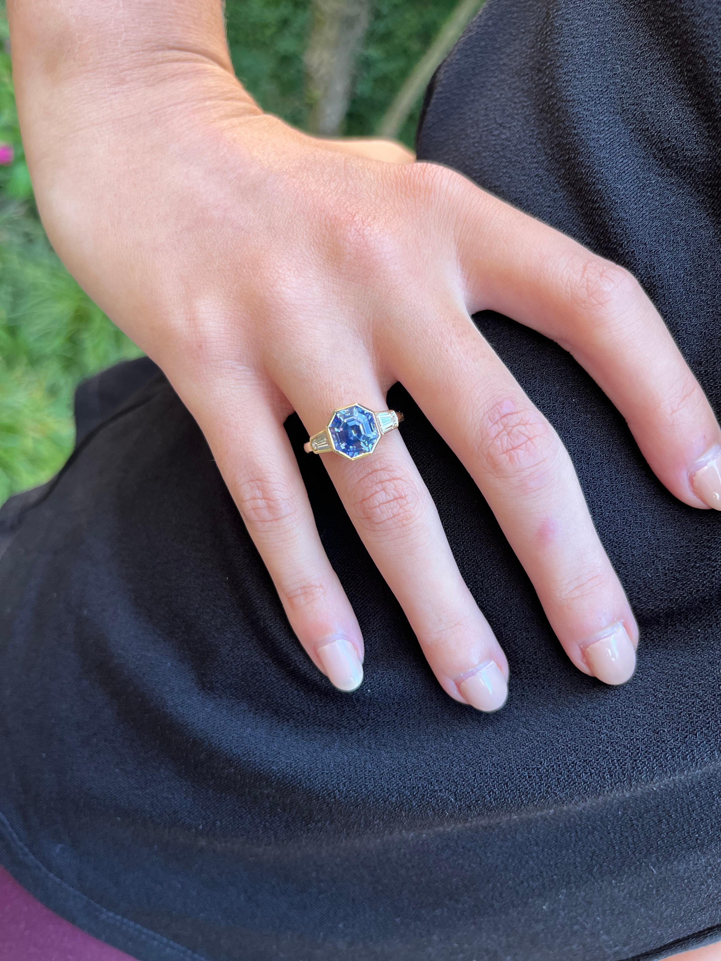 AGL Bague saphir octogonal et diamant de 4,07 carats en or jaune 18 carats Neuf - En vente à Southport, CT