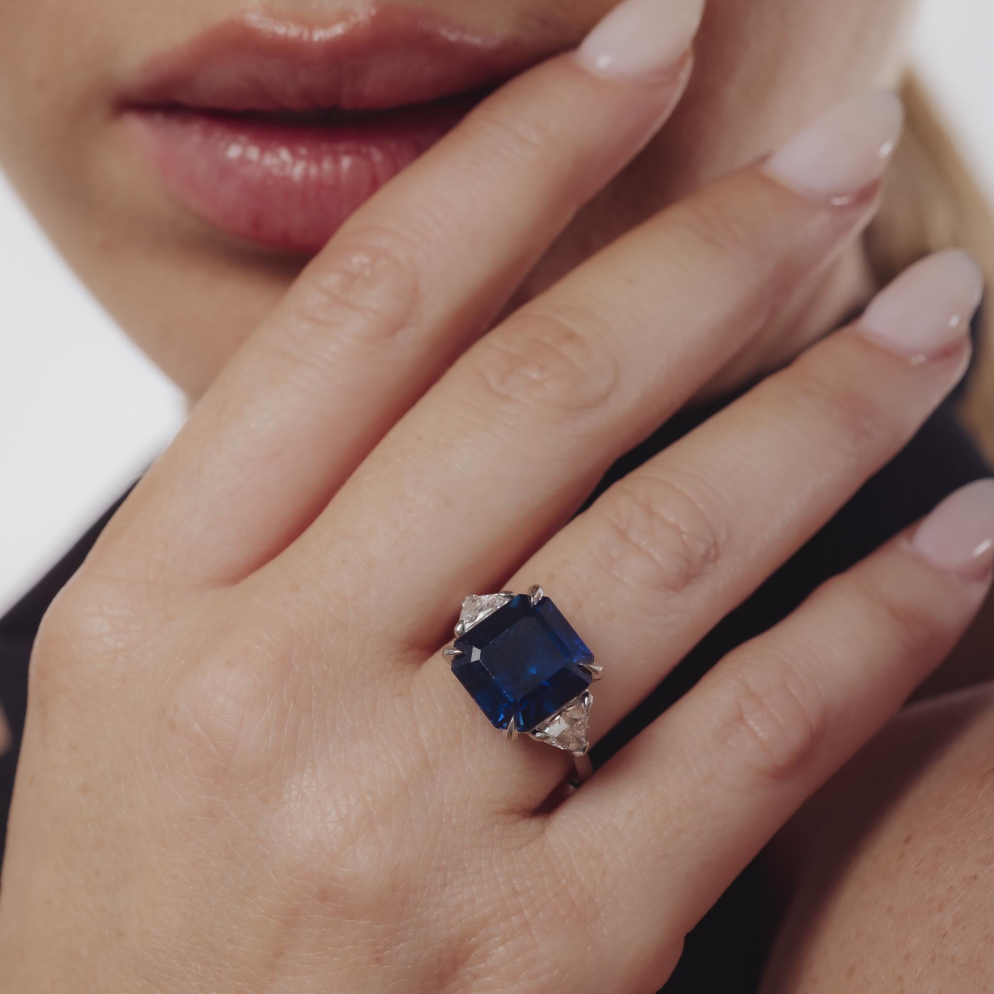 AGL Bague trois pierres 9,36 carats saphir non chauffé diamant platine en vente 1