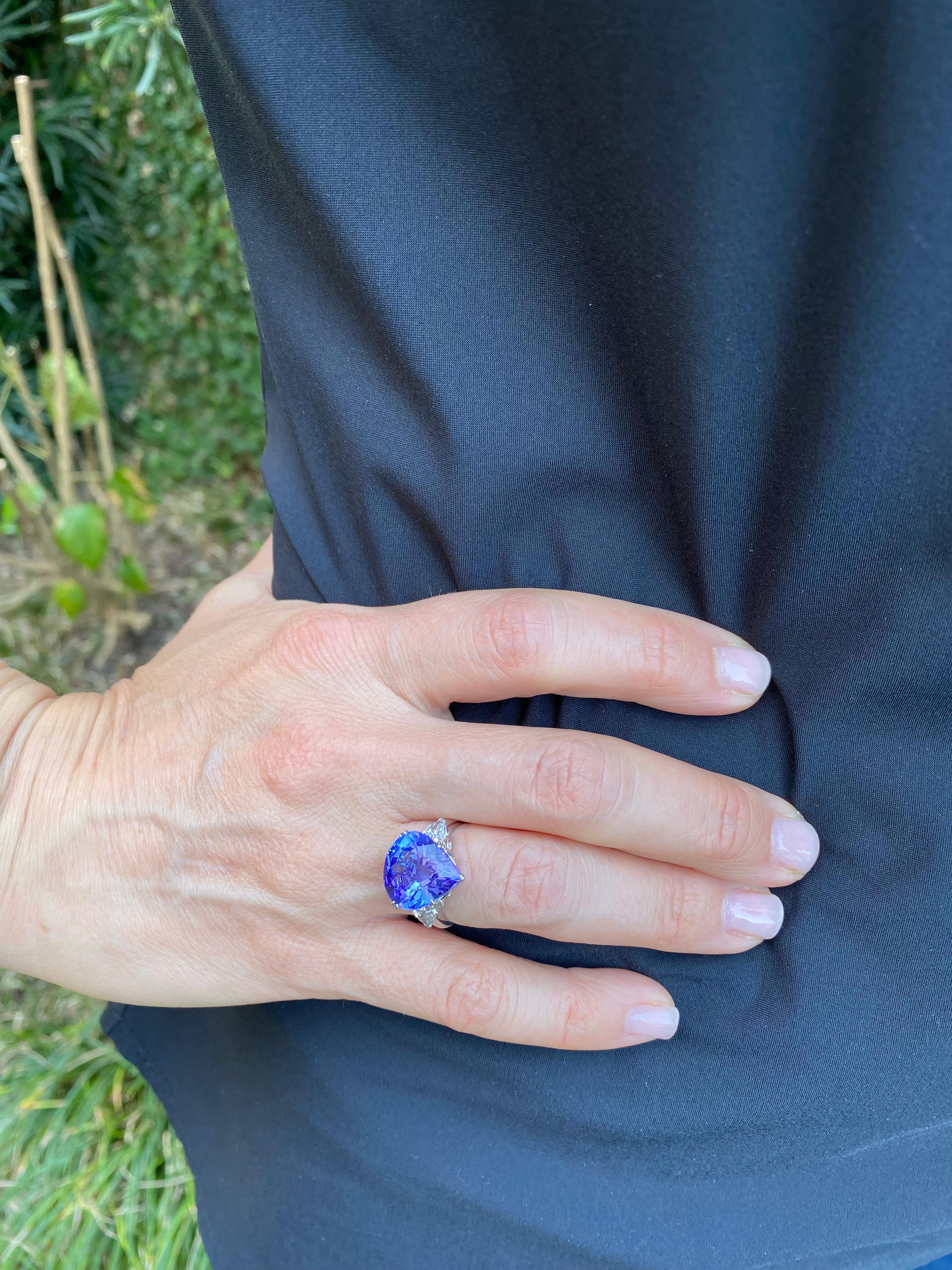 Taille poire Bague en platine avec tanzanite en forme de poire de 9,48 carats certifiée AGL et diamants en vente