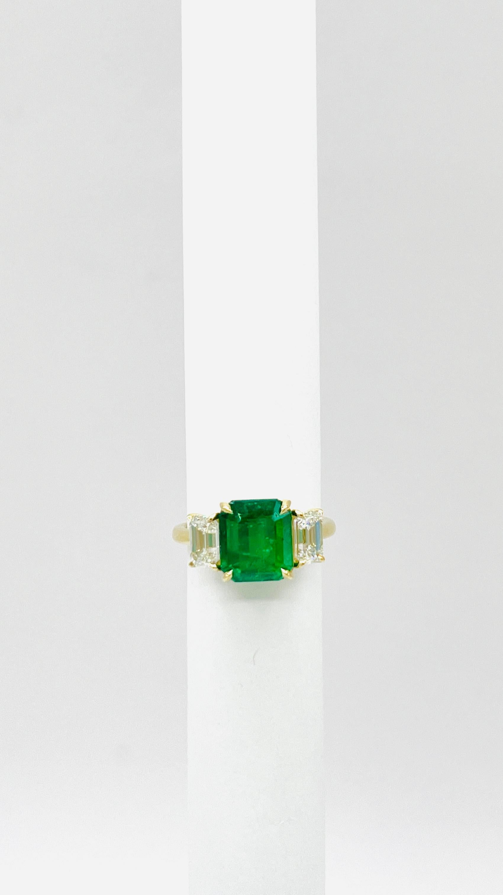 AGL and GIA Colombian Emerald and White Diamond Three Stone Ring in 18K  In New Condition For Sale In Los Angeles, CA