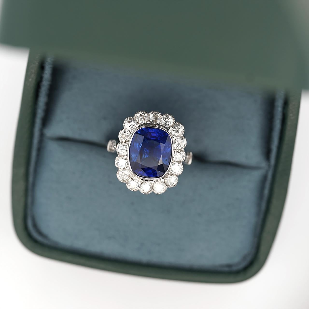 AGL-Bescheinigung. 5 Karat Ceylon Blauer Saphir Art Deco Ära Platin Diamant Ring im Angebot 1
