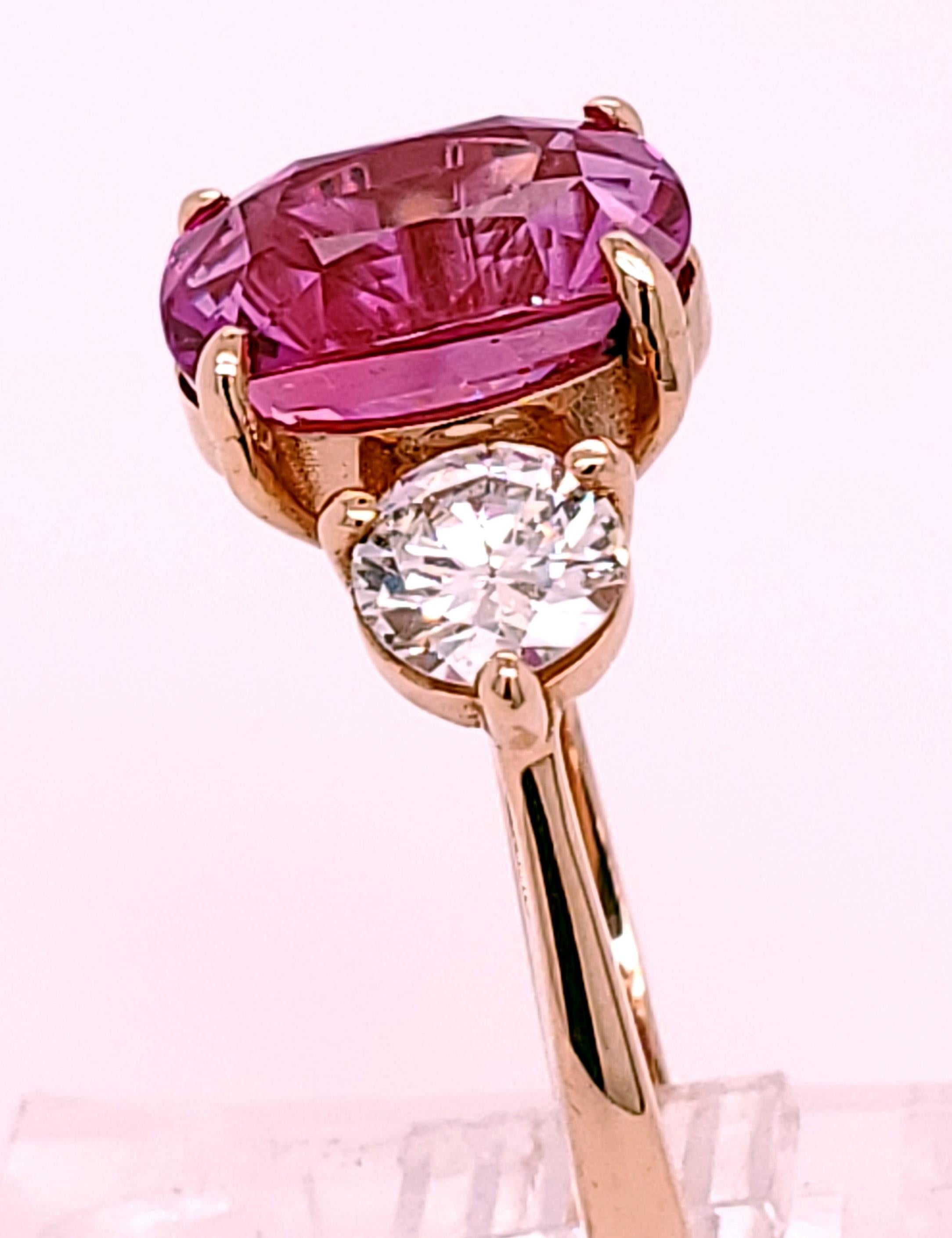 Taille coussin Bague en or 18 carats avec saphir rose NEON certifié AGL de 5,33 carats et 1 carat de diamants au total, en vente
