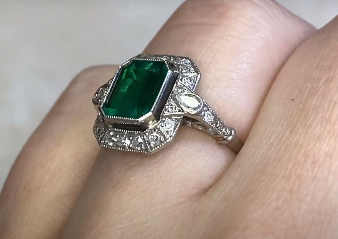 AGL Certification 1.06 Carat Colombian Emerald Ring, Untreated, Diamond Halo In Excellent Condition For Sale In New York, NY