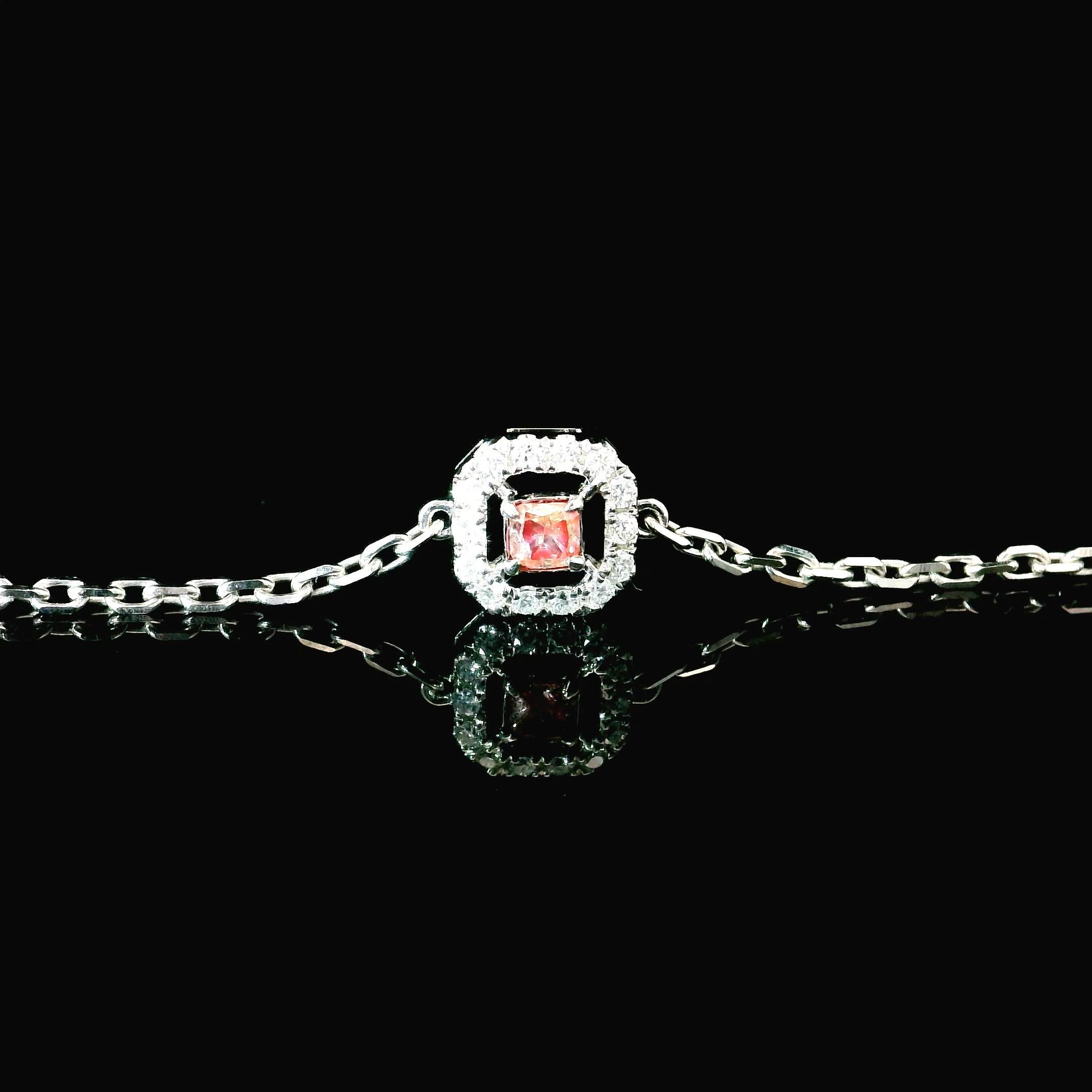 Bague en or blanc 18kt avec diamants
  
  Couleur de l'or et carat : Or blanc 18kt
  Poids : 2.11 grammes
  
  Ensemble avec...
  Type de pierre : Diamants
  Forme : Coussin
  Carat : 0.092 ct
  Couleur : Rose fantaisie
  Clarté : SI
  
  Pierres