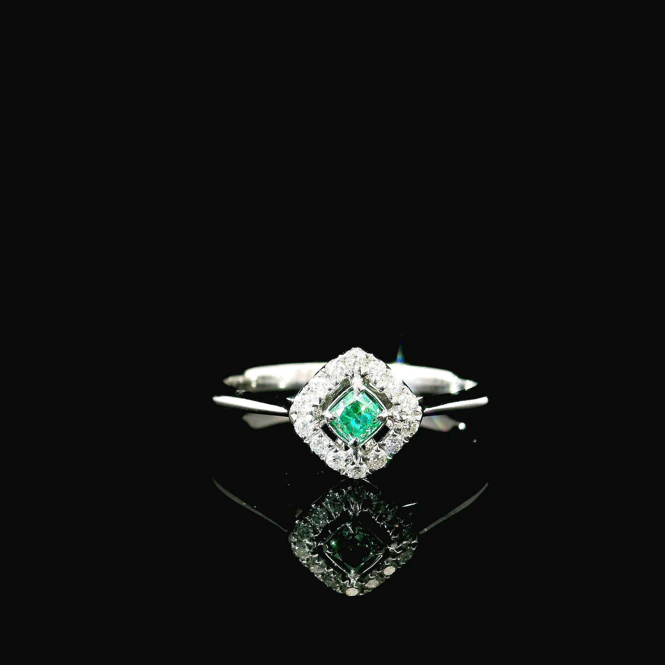 18kt white gold ring with diamonds
  
  Gold colour & karat: White gold 18kt
  Weight: 1.96 grams
  
  Set with-
  Stone type: Diamonds
  Shape: Cushion
  Carat: 0.102 ct
  Colour: Fancy Intense Green
  Clarity: SI
  
  Surrounding Stones: Diamonds
