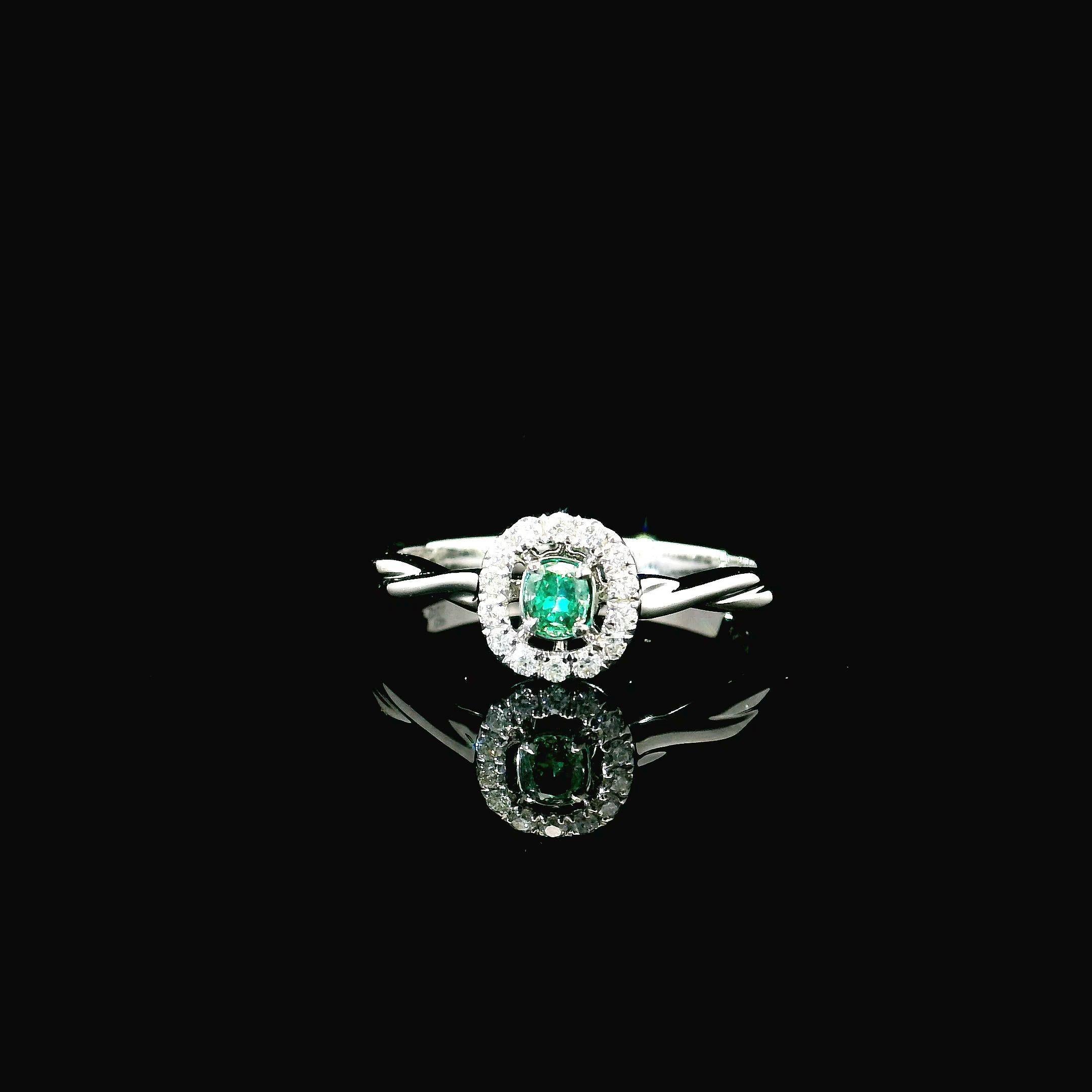 18kt white gold ring with diamonds
  
  Gold colour & karat: White gold 18kt
  Weight: 2.31 grams
  
  Set with-
  Stone type: Diamonds
  Shape: Cushion
  Carat: 0.102 ct
  Colour: Fancy Vivid Green
  Clarity: VS
  
  Surrounding Stones: Diamonds
