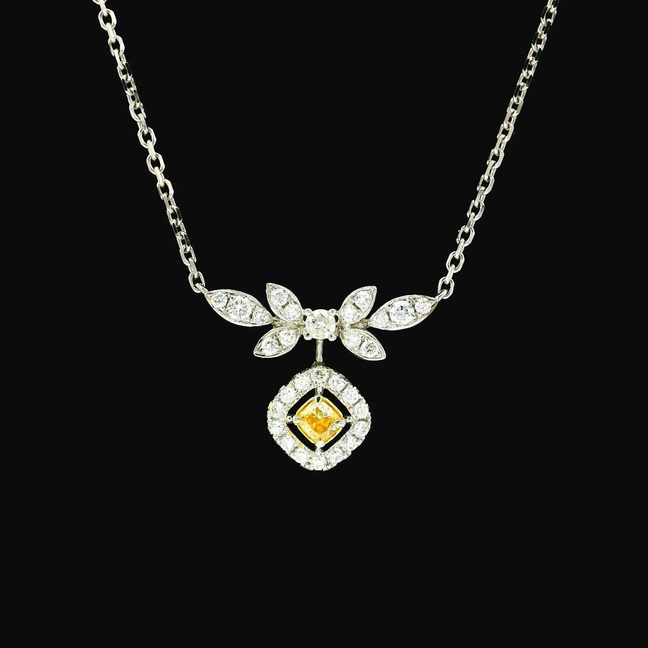Ciondolo in oro bianco 18 carati con diamanti
  
  Colore e caratura dell'oro: Oro bianco 18kt
  Peso: 3.6 grammi
  
  Imposta con...
  Tipo di pietra: Diamanti
  Forma: Cuscino
  Carati: 0,106 ct
  Colore: Giallo intenso fantasia
  Chiarezza: I1
 