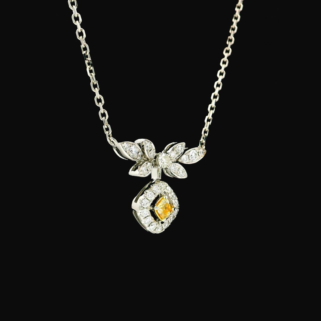 Taglio cuscino Ciondolo con diamante certificato AGL da 0,106 carati, di colore giallo intenso e di purezza I1. in vendita