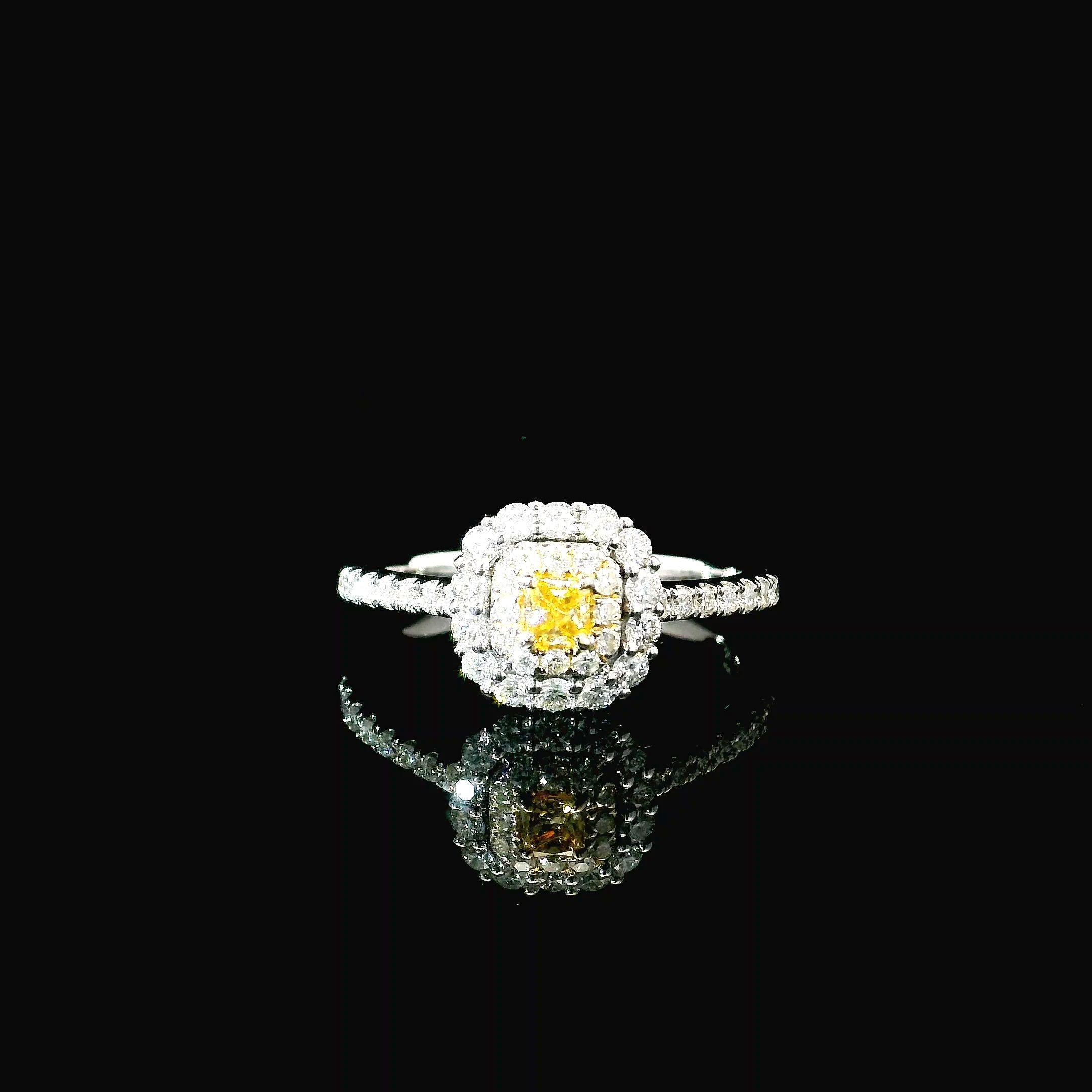 Anello in oro bianco 18 carati con diamanti

  Colore e caratura dell'oro: Oro bianco 18kt
  Peso: 2.53 grammi
  
  Imposta con...
  Tipo di pietra: Diamanti
  Forma: Cuscino
  Carati: 0,116 ct
  Colore: Giallo fantasia
  Chiarezza: VS
  
  Pietre