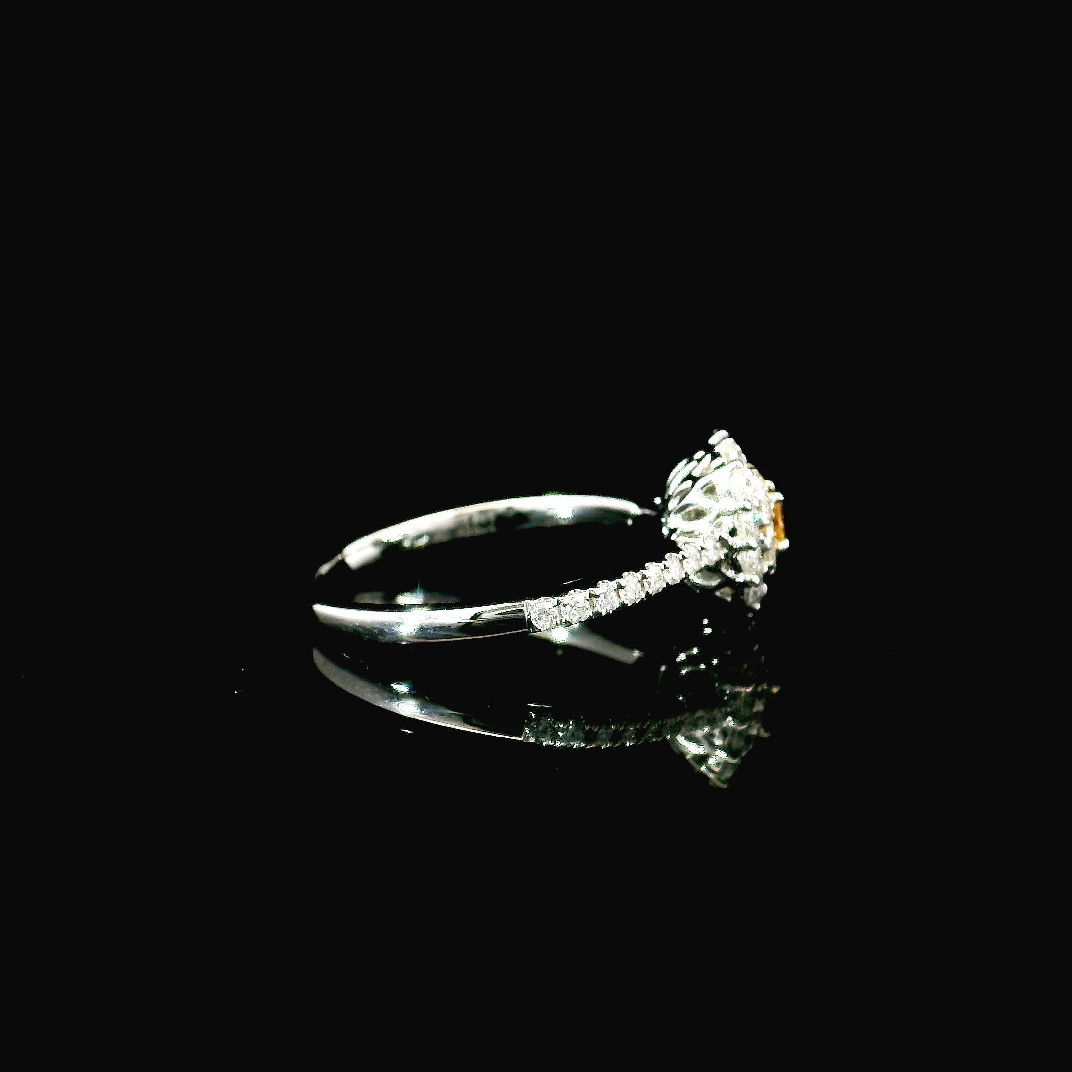 Anello con diamante certificato AGL da 0.116 carati, di colore giallo scuro e purezza VS in vendita 2