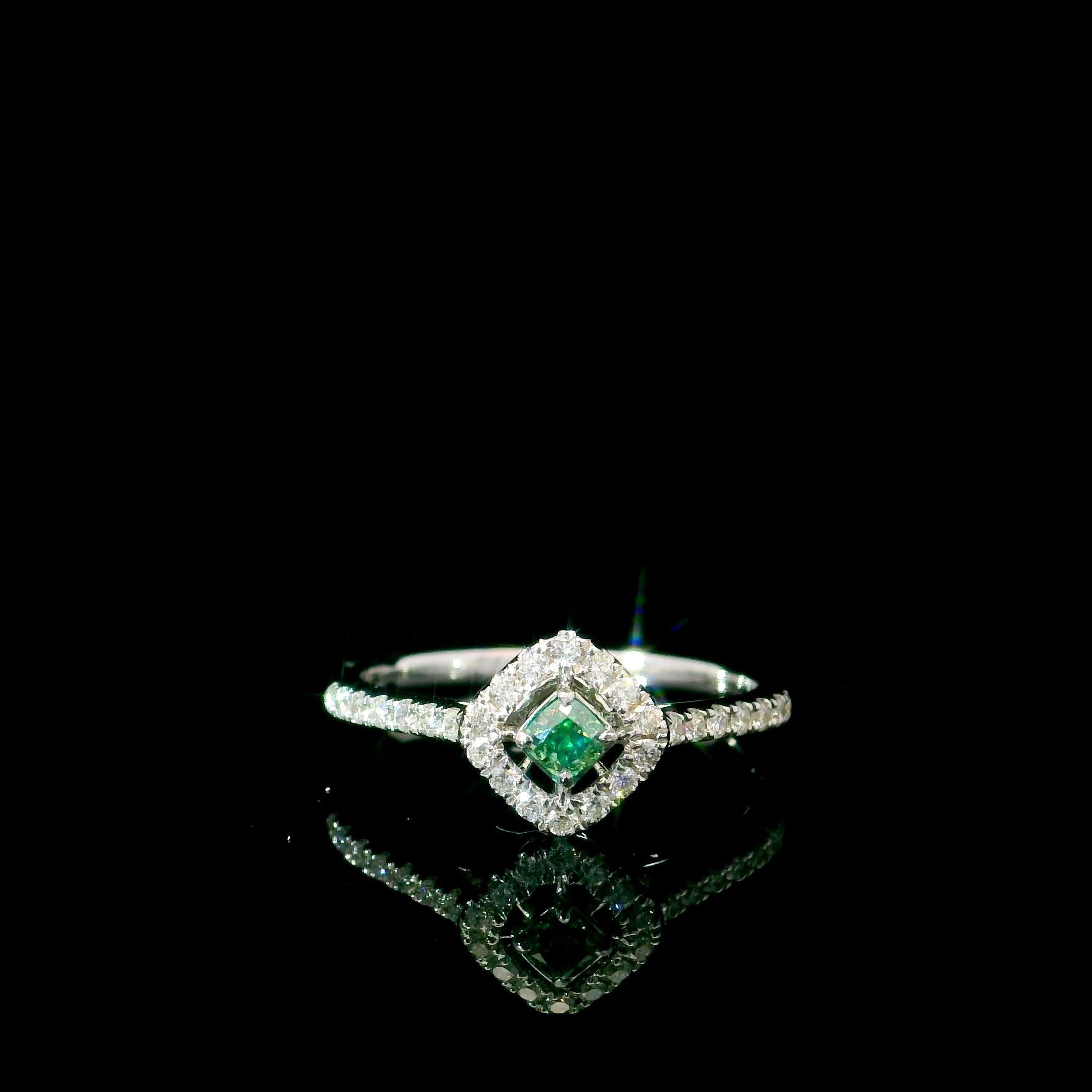 Bague en or blanc 18kt avec diamants

  Couleur de l'or et carat : Or blanc 18kt
  Poids : 1.97 grammes
  
  Ensemble avec...
  Type de pierre : Diamants
  Forme : Coussin
  Carat : 0,12 ct
  Couleur : Vert fantaisie
  Clarté : VS2
  
  Pierres