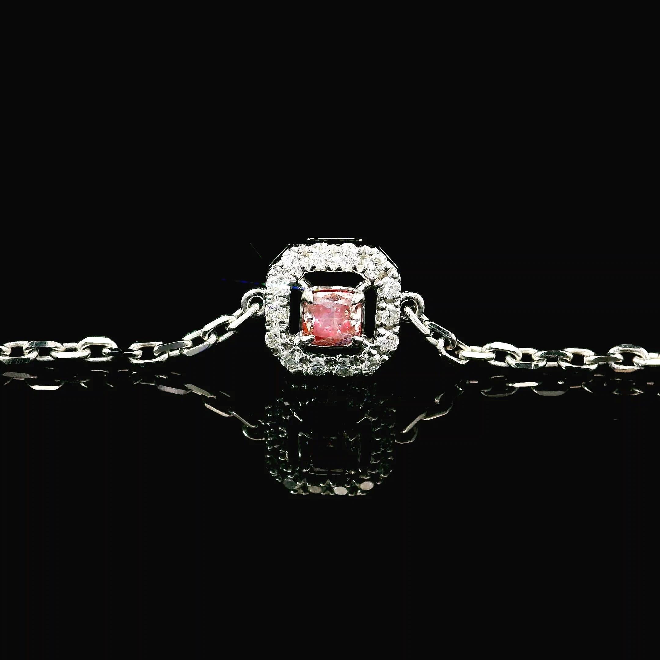 Anello in oro bianco 18 carati con diamanti
  
  Colore e caratura dell'oro: Oro bianco 18kt
  Peso: 2.17 grammi
  
  Imposta con...
  Tipo di pietra: Diamanti
  Forma: Cuscino
  Carati: 0.123 ct
  Colore: Rosa fantasia
  Chiarezza: VS
  
  Pietre