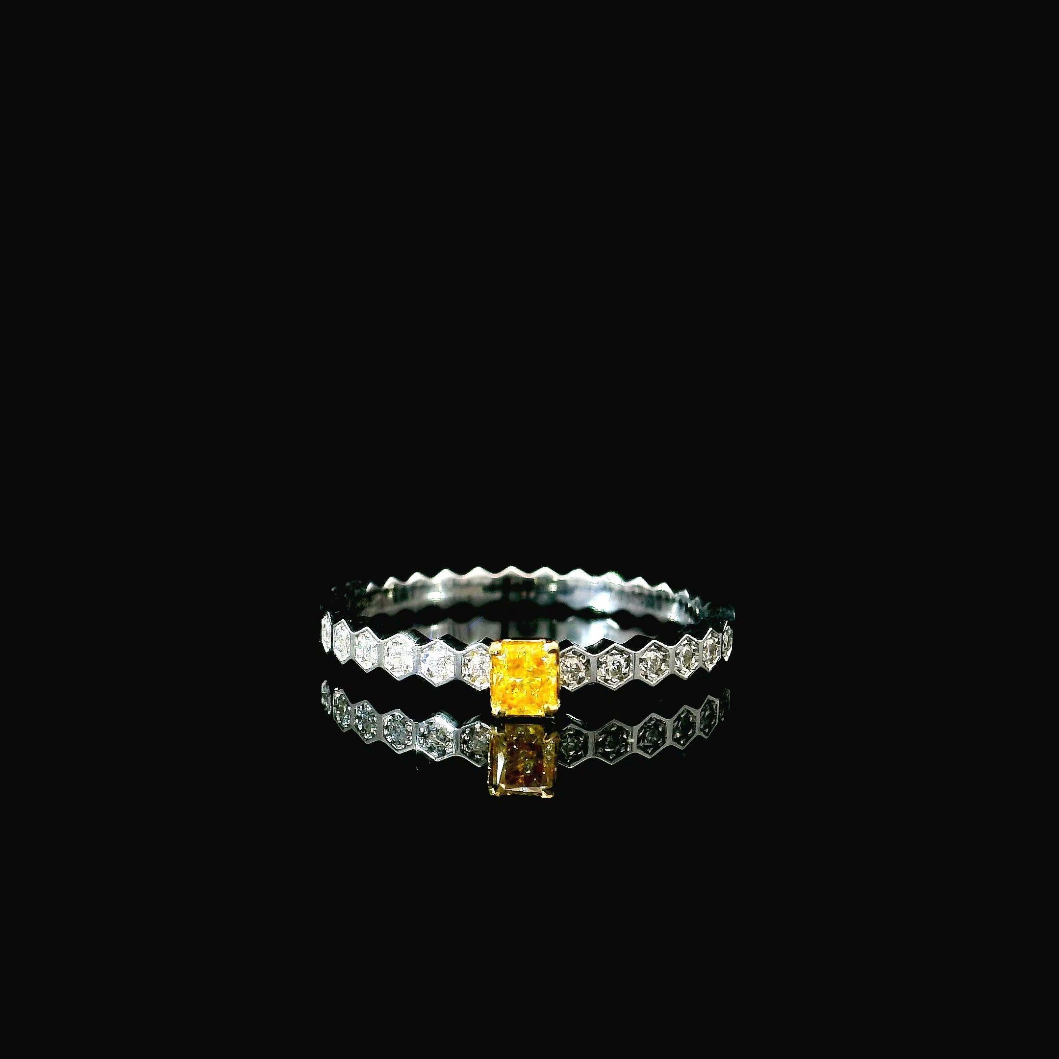 18kt white gold ring with diamonds
  
  Gold colour & karat: White gold 18kt
  Weight: 1.90 grams
  
  Set with-
  Stone type: Diamonds
  Shape: Cushion
  Carat: 0.13 ct
  Colour: Fancy Vivid Yellow
  Clarity: VS
  
  Surrounding Stones: Diamonds
