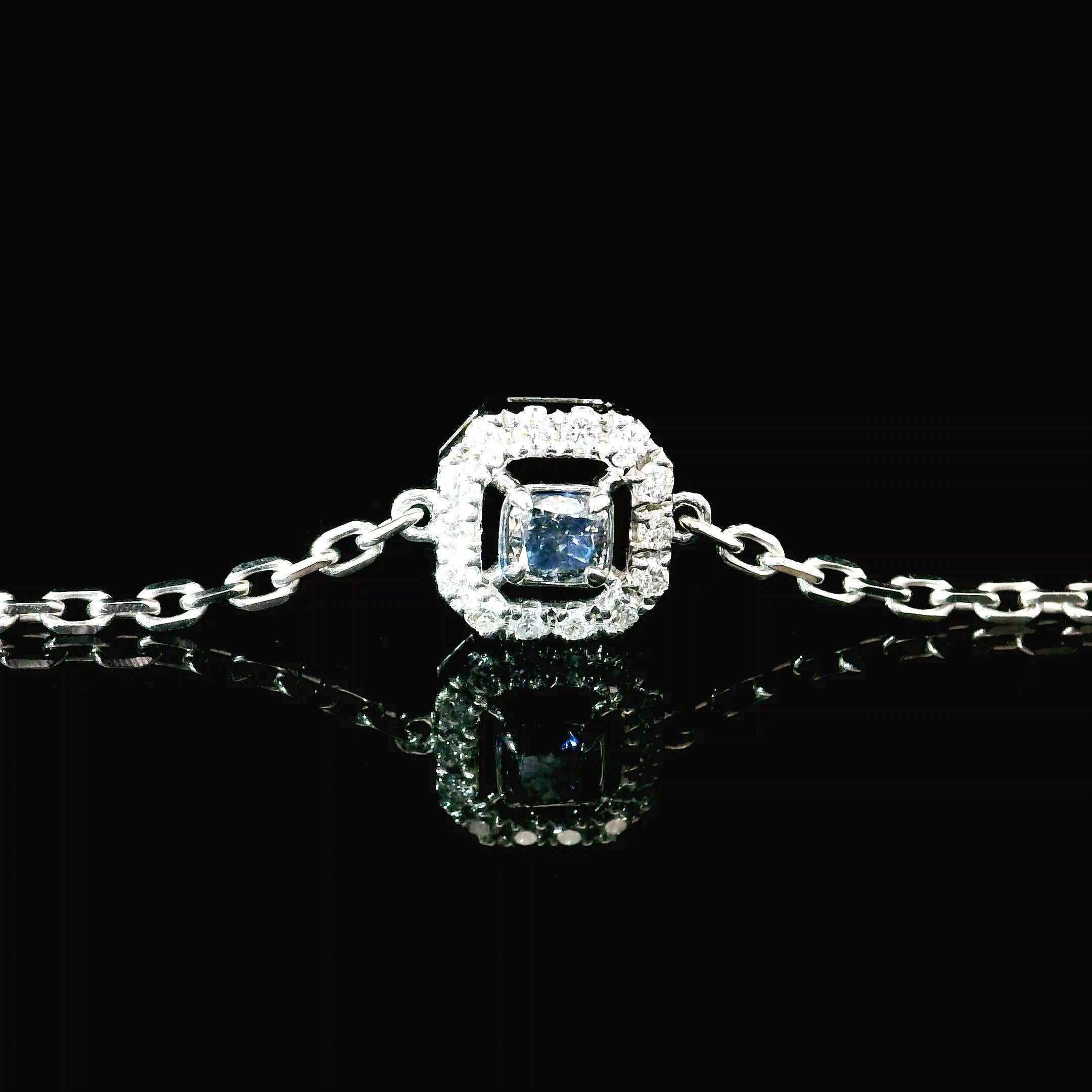Bague en or blanc 18kt avec diamants
  
  Couleur de l'or et carat : Or blanc 18kt
  Poids : 2.18 grammes
  
  Ensemble avec...
  Type de pierre : Diamants
  Forme : Coussin
  Carat : 0,137 ct
  Couleur : Bleu fantaisie
  Clarté : SI
  
  Pierres