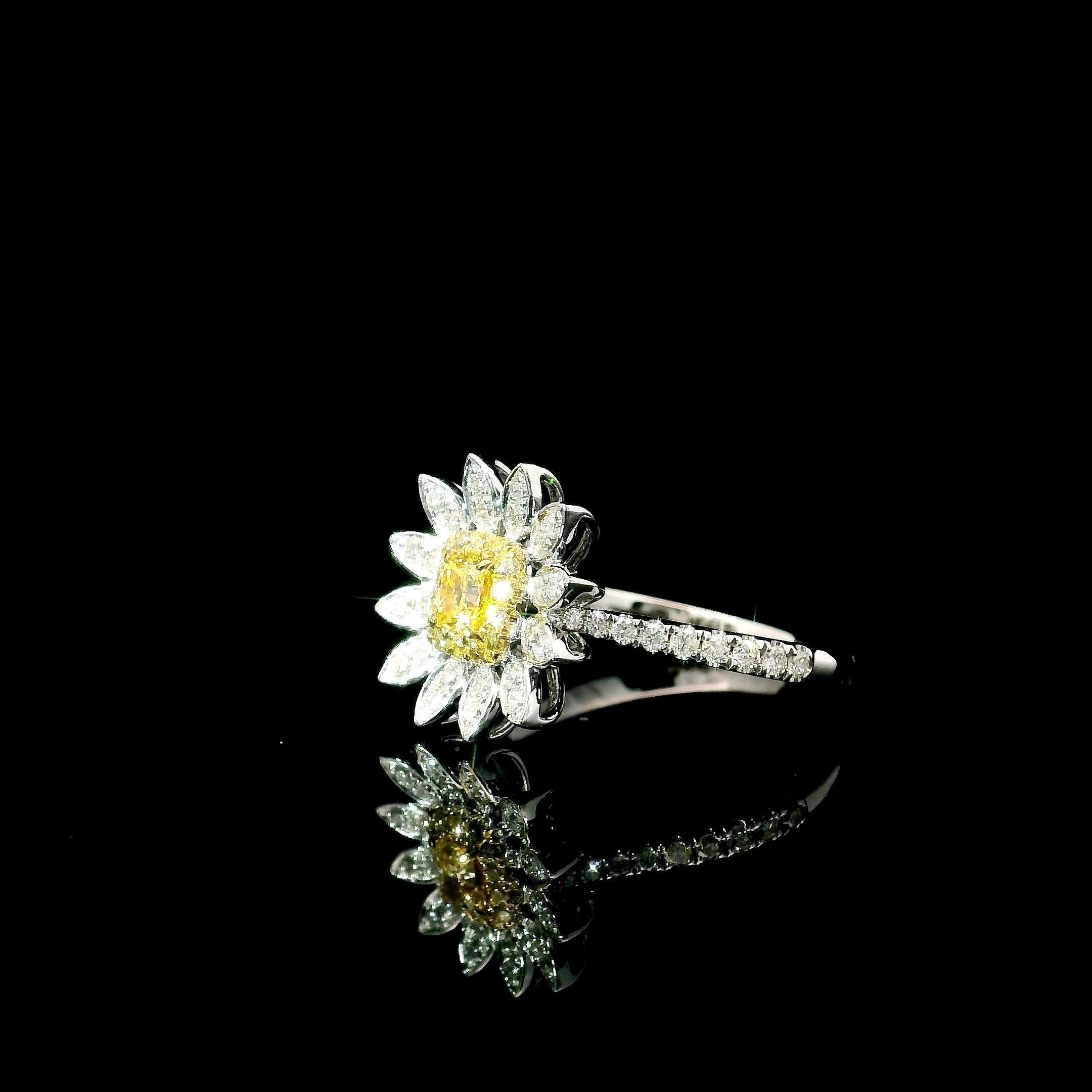 Taglio cuscino Anello con diamante certificato AGL da 0.156 carati, di colore giallo scuro e purezza VS in vendita