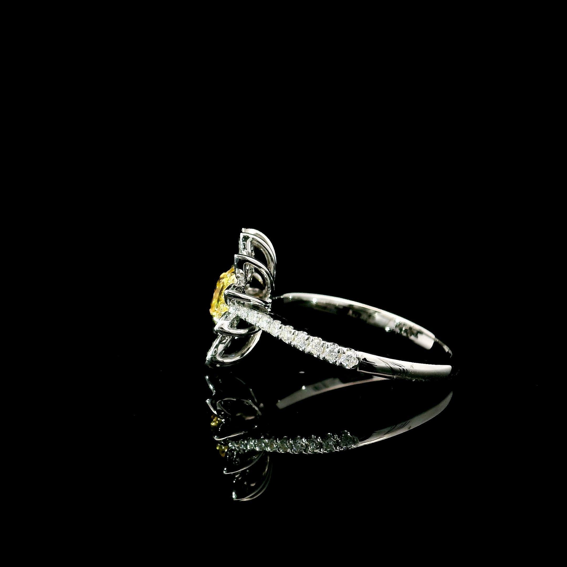 Anello con diamante certificato AGL da 0.156 carati, di colore giallo scuro e purezza VS in vendita 2