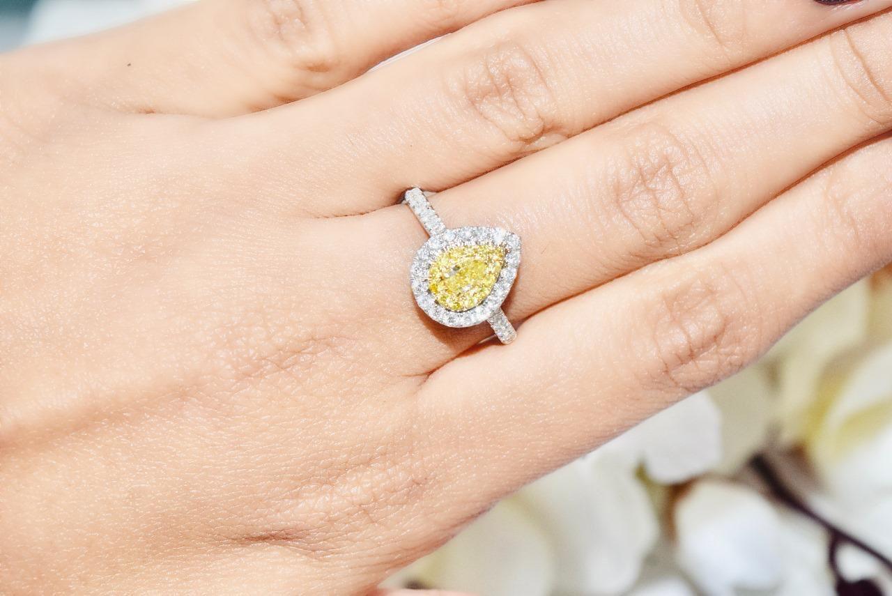 18kt white gold ring with diamonds
  
  Gold colour & karat: White gold 18kt
  Weight: 3.770 grams
  
  Set with-
  Stone type: Diamonds
  Shape: Pear
  Carat: 0.17 ct
  Colour: Fancy Yellow
  Clarity: SI

  Surrounding Stones: Diamonds
 1) White