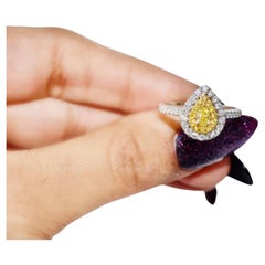 Anillo de diamantes con certificado AGL de 0.17 quilates de color amarillo fantasía y claridad SI
