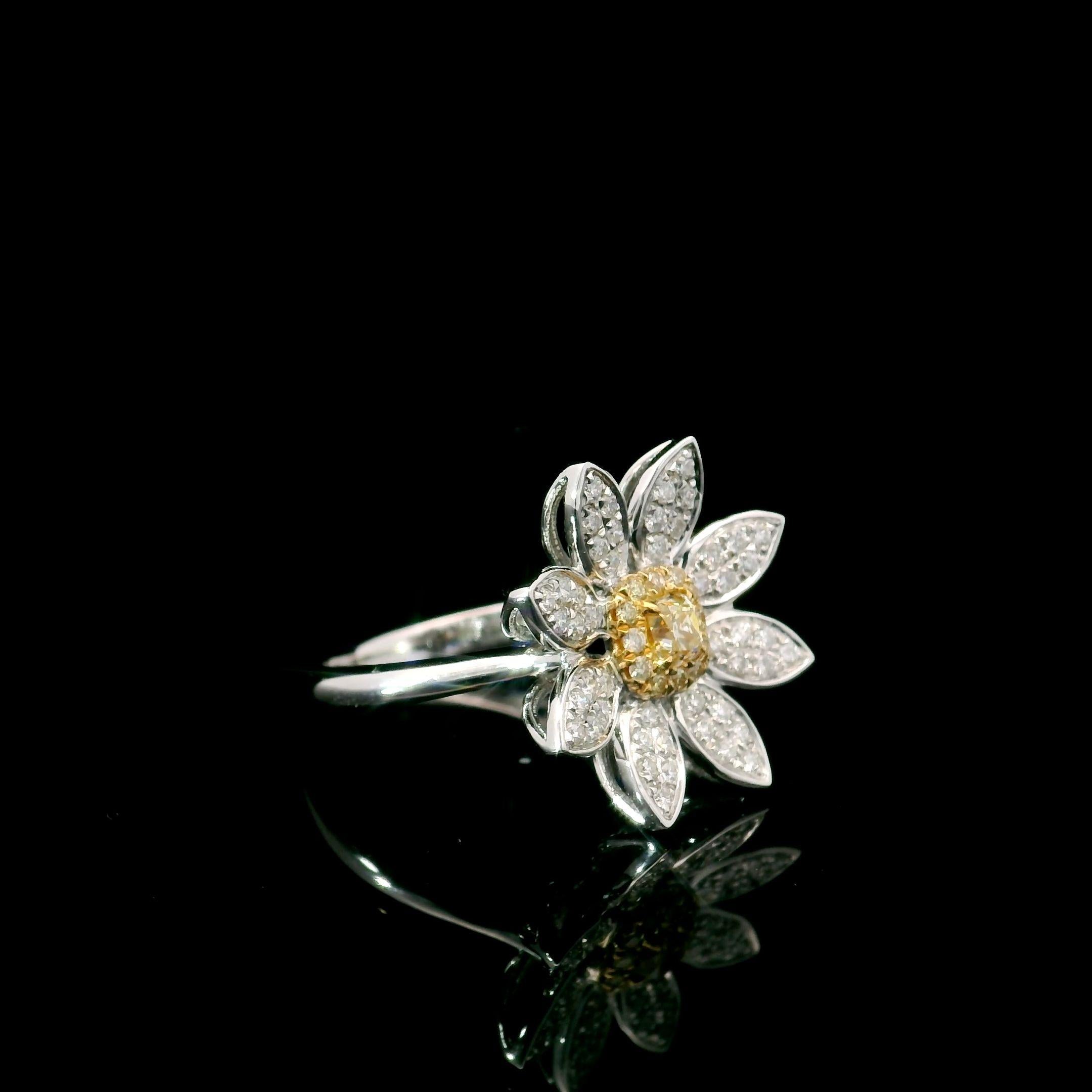 Taille coussin Bague avec diamant jaune intense fantaisie de 0.198 carat de pureté VS certifié AGL en vente