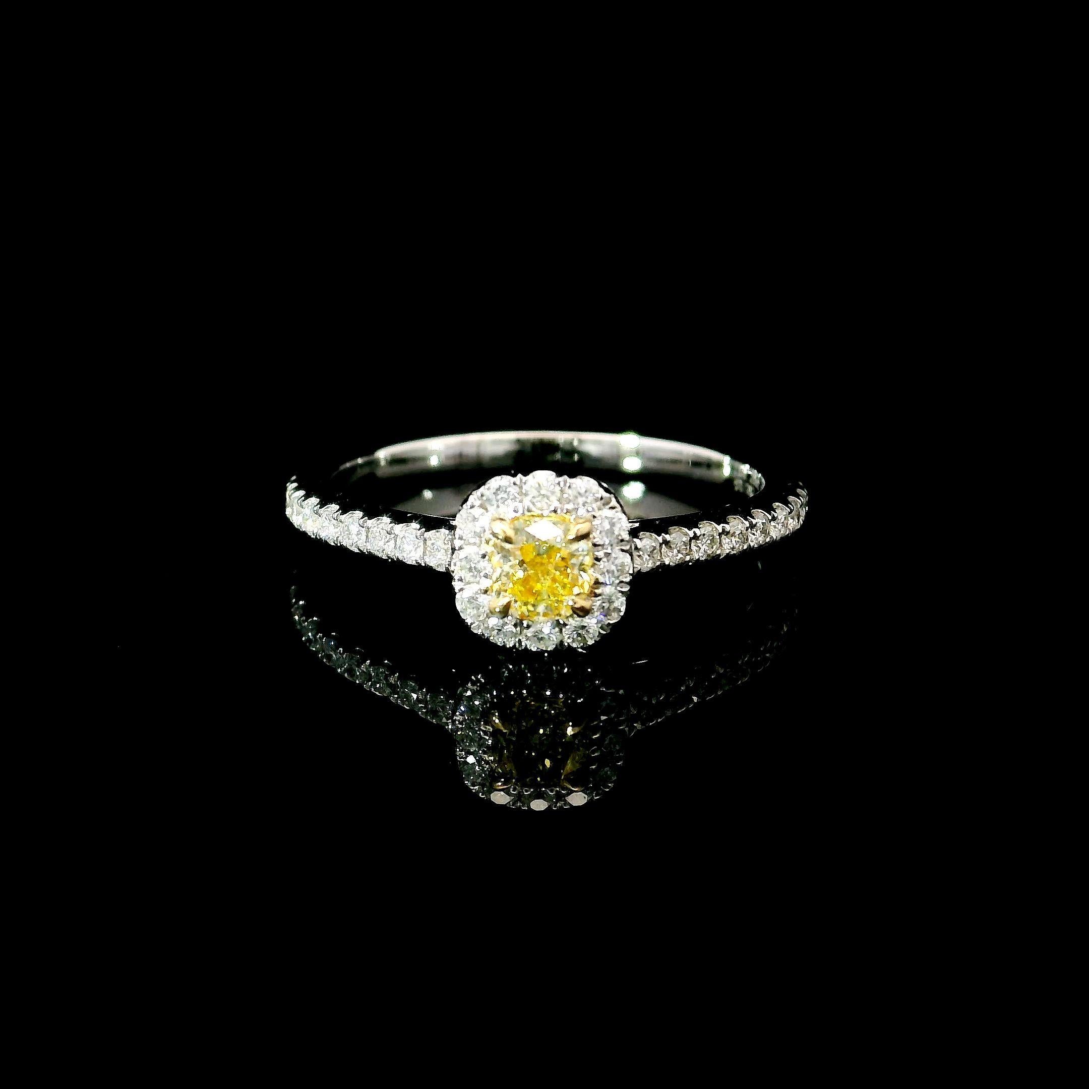 Anillo de oro blanco de 18 quilates con diamantes

  Color y quilates del oro Oro blanco 18 quilates
  Peso: 2.13 gramos
  
  Set con-
  Tipo de piedra: Diamantes
  Forma: Cojín
  Quilate: 0,20 ct
  Color: Amarillo intenso fantasía
  Claridad: VS
 