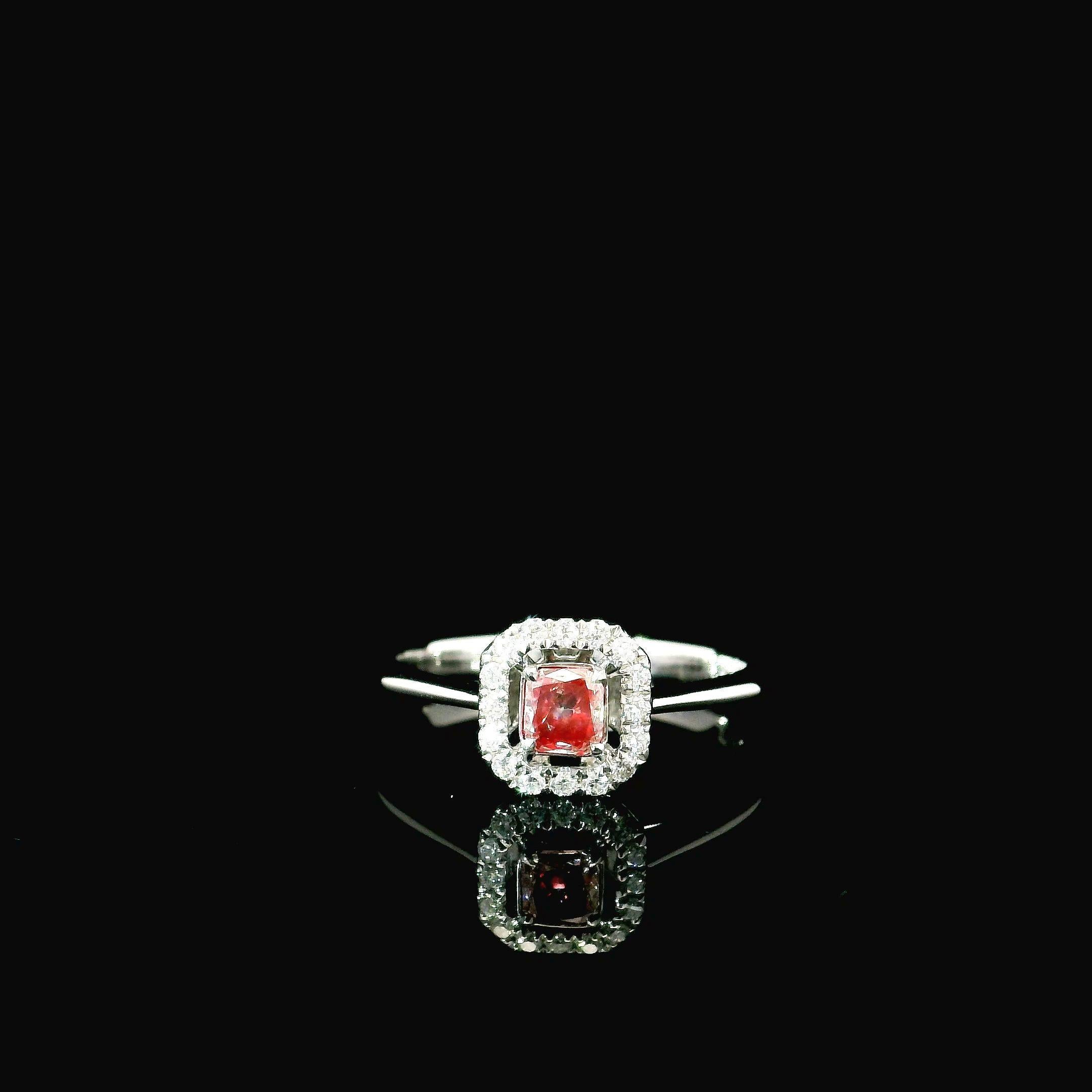 Anillo de oro blanco de 18 quilates con diamantes

  Color y quilates del oro Oro blanco 18 quilates
  Peso: 2.21 gramos
  
  Set con-
  Tipo de piedra: Diamantes
  Forma: Cojín
  Quilate: 0,203 ct
  Color: Rosa intenso fantasía
  Claridad: SI
  
 