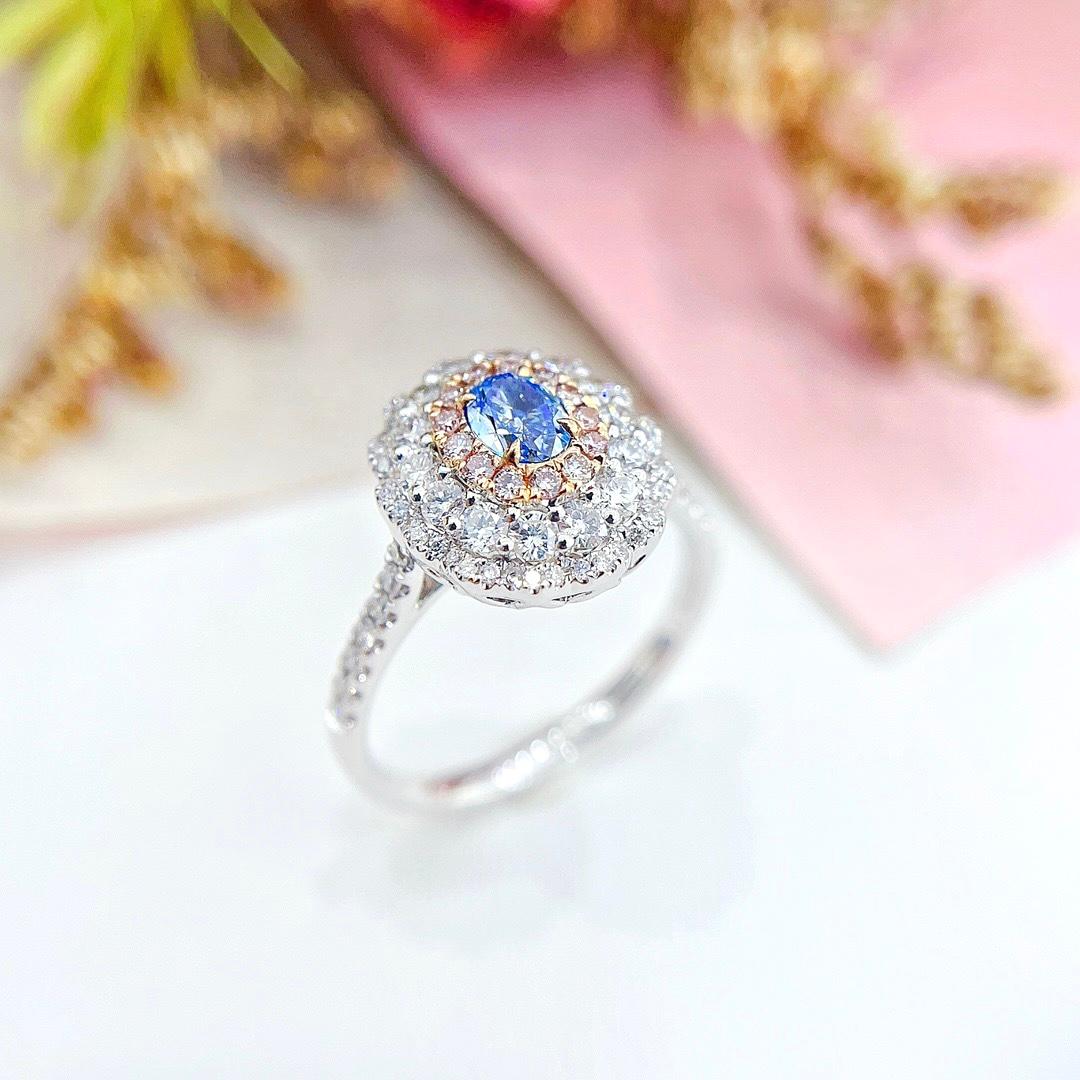AGL zertifizierter 0,22 CT blauer Diamant 18K Weißgold Ring mit Diamanten

1 blauer Diamant - 0,22 CT
AGL-Zertifizierung beigefügt

Diamanten - 0,71 CT

Gesamtgewicht - 3,73 GM