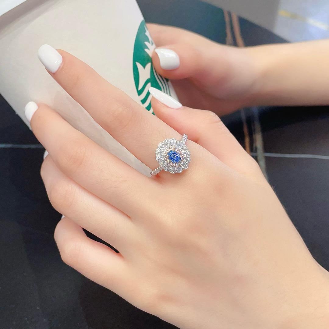 AGL zertifizierter 0,22 CT blauer Diamant 18K Weißgold Ring mit Diamanten (Ovalschliff) im Angebot