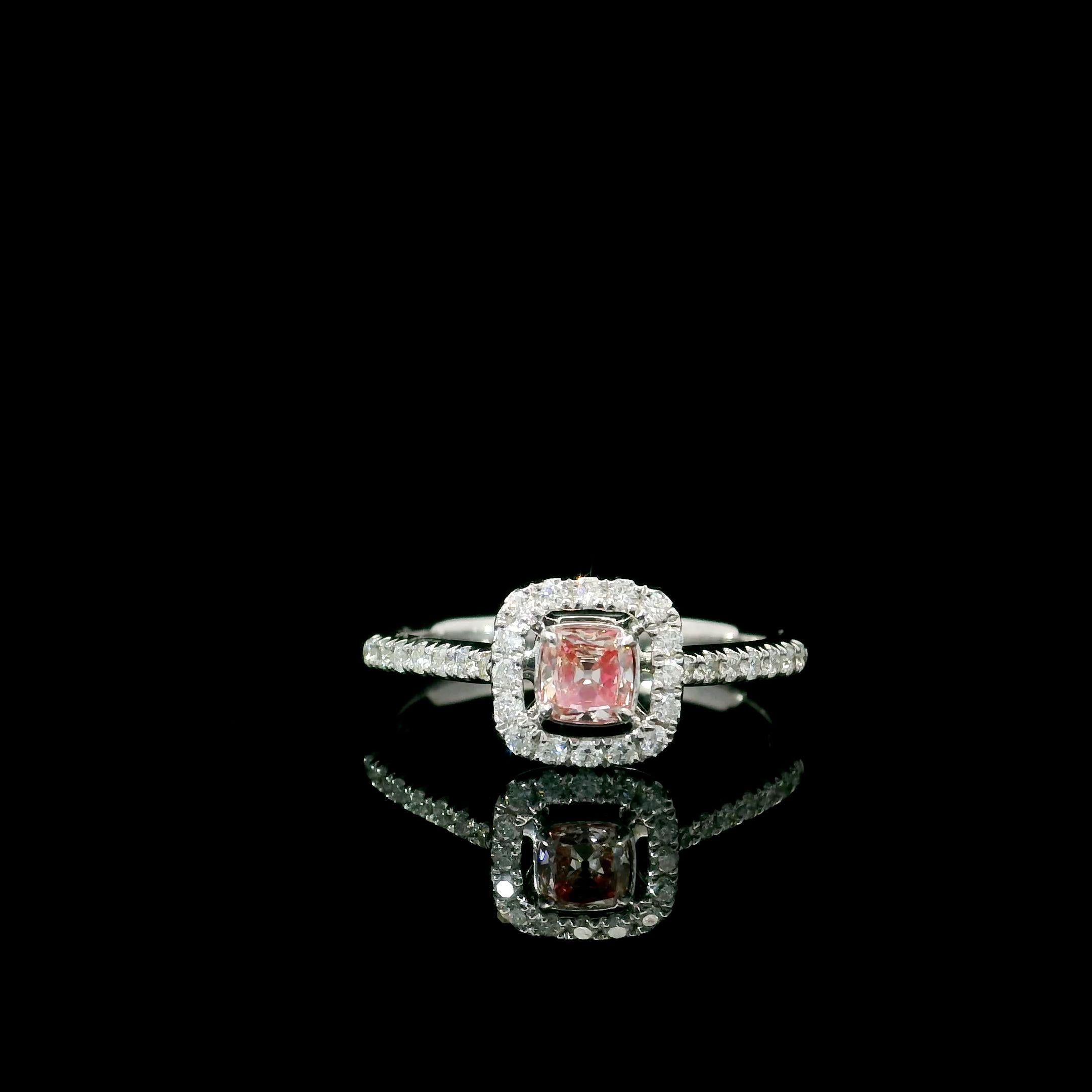 Anello in oro bianco 18 carati con diamanti
  
  Colore e caratura dell'oro: Oro bianco 18kt
  Peso: 2.07 grammi
  
  Imposta con...
  Tipo di pietra: Diamanti
  Forma: Cuscino
  Carati: 0,229 ct
  Colore: Rosa intenso fantasia
  Chiarezza: VVS1
  
