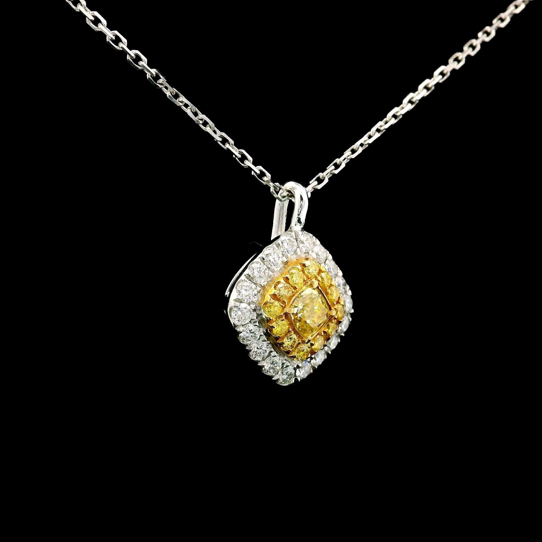 Taille coussin Pendentif 18 carats jaune fantaisie de 0,24 carat de pureté VS certifié AGL en vente