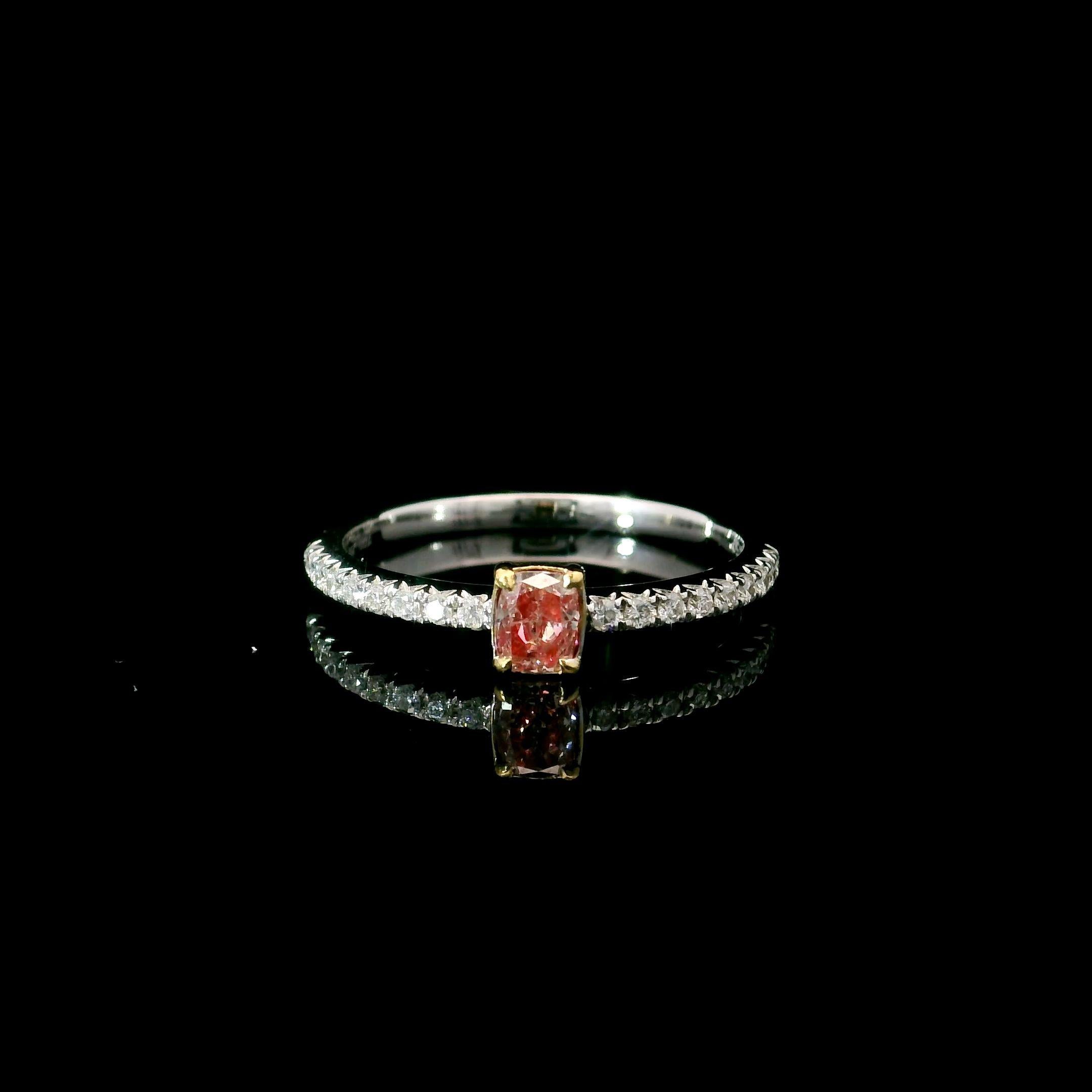 Bague en or blanc 18kt avec diamants
  
  Couleur de l'or et carat : Or blanc 18kt
  Poids : 1.76 grammes
  
  Ensemble avec...
  Type de pierre : Diamants
  Forme : Coussin
  Carat : 0,25 ct
  Couleur : Fancy PInk
  Clarté : VS
  
  Pierres