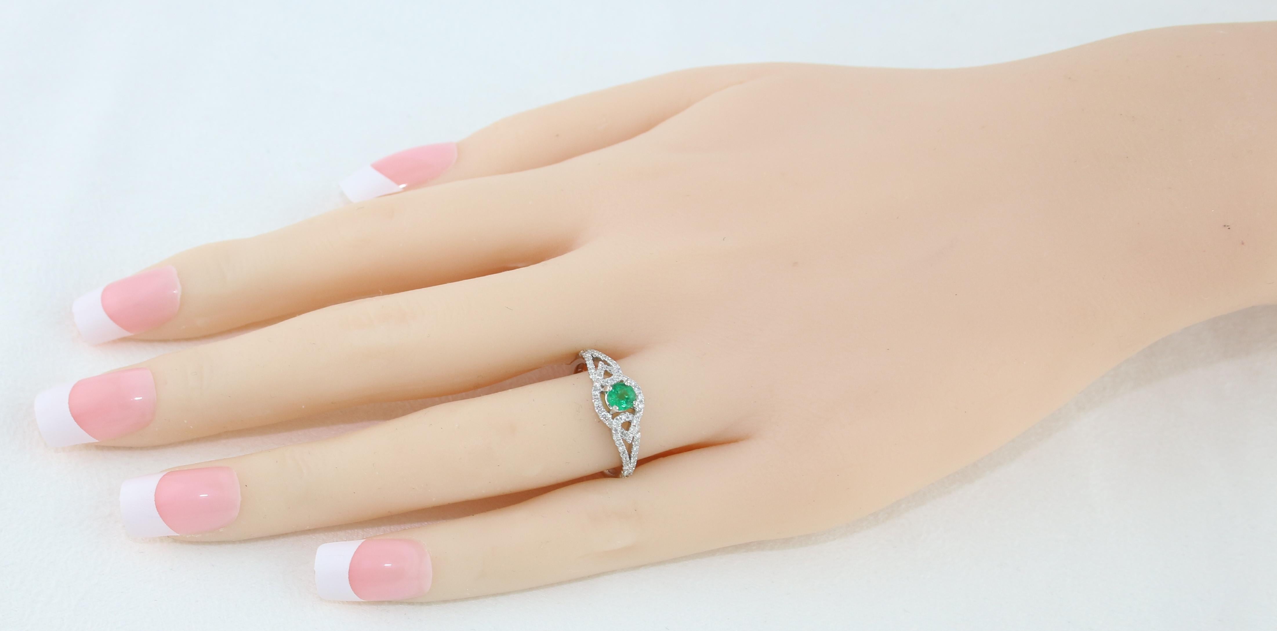 Round Cut AGL Certified 0.28 Carat Emerald Diamond Gold Ring For Sale