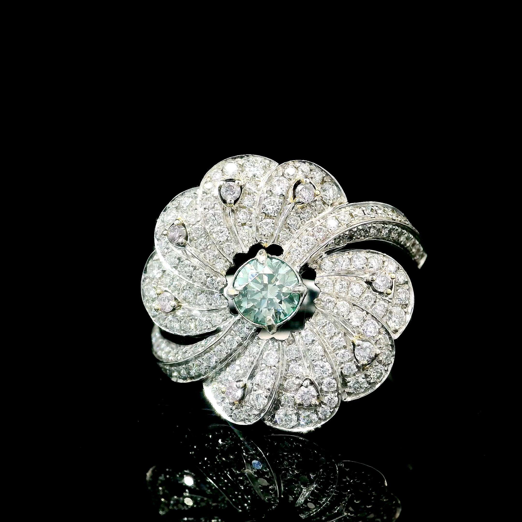 Bague en or blanc 18kt avec diamants
  
  Couleur de l'or et carat : Or blanc 18kt
  Poids : 6,246 grammes
  
  Ensemble avec...
  Type de pierre : Diamants
  Forme : Rond
  Carat : 0,30 ct
  Couleur : Vert fantaisie
  Clarté : VS
  
  Pierres