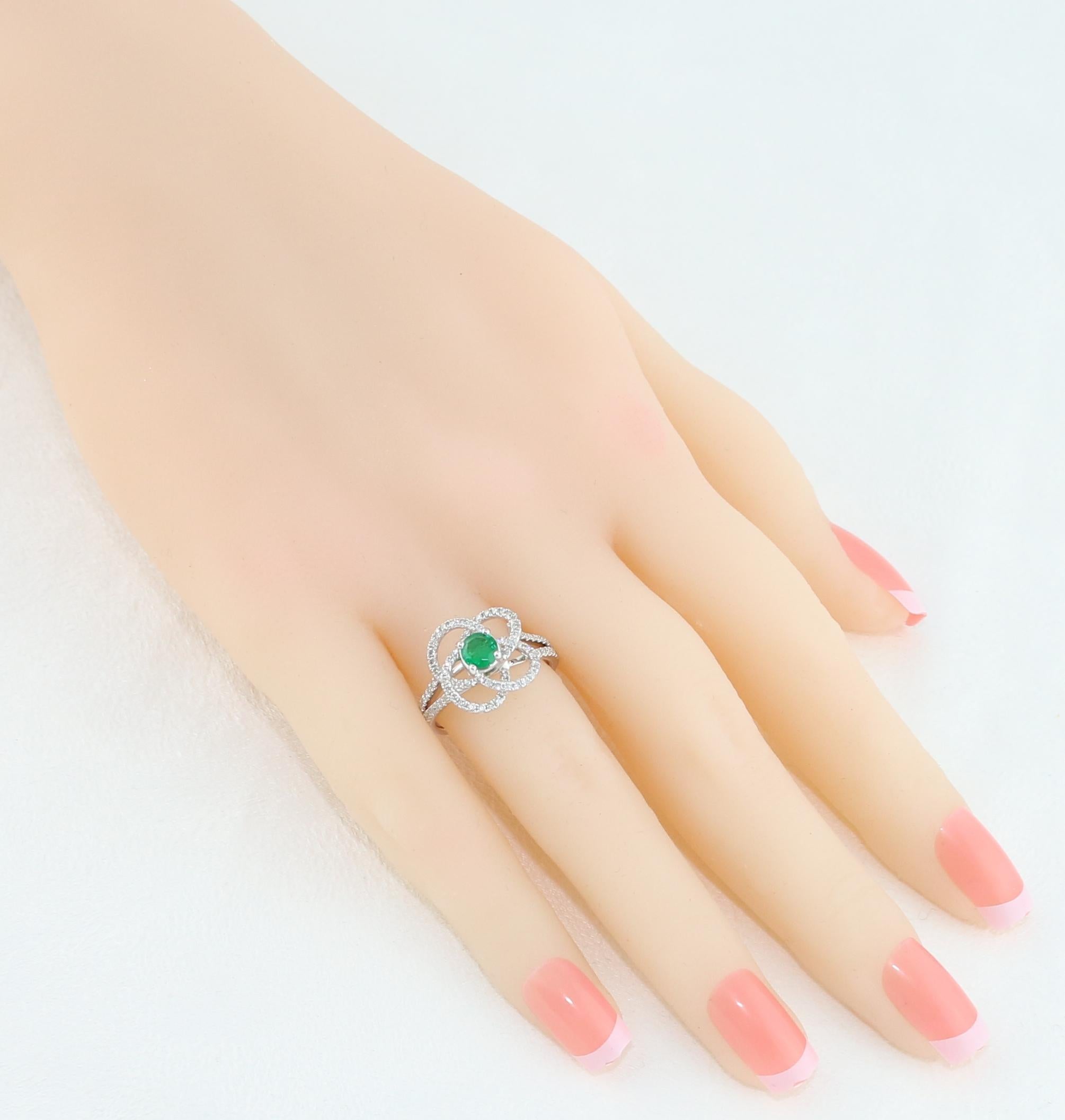 Taille ronde AGL Certified 0.35 Carat Emerald Diamond Gold Flower Ring en vente