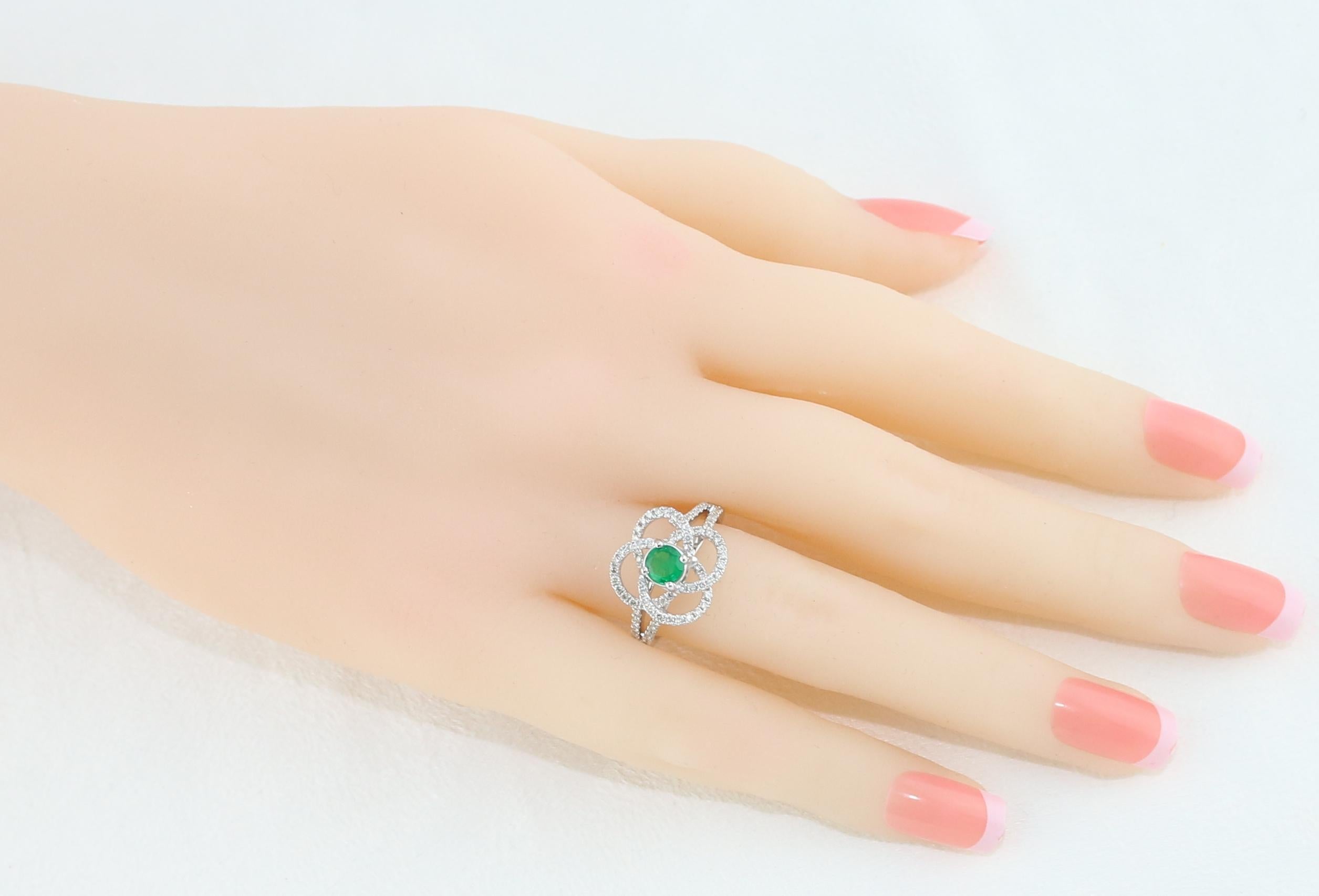 AGL Certified 0.35 Carat Emerald Diamond Gold Flower Ring Neuf - En vente à New York, NY