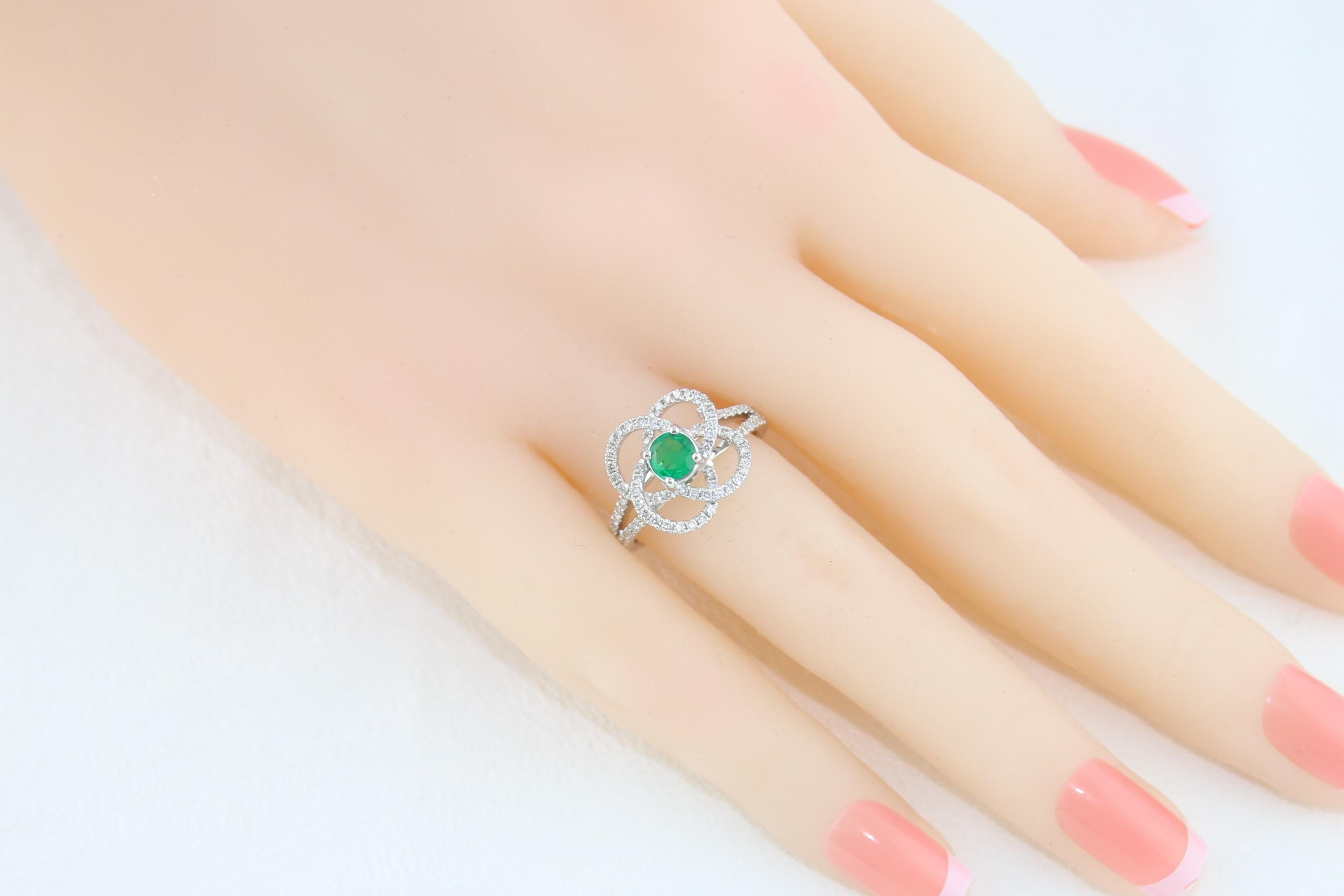 AGL Certified 0.35 Carat Emerald Diamond Gold Flower Ring en vente 2