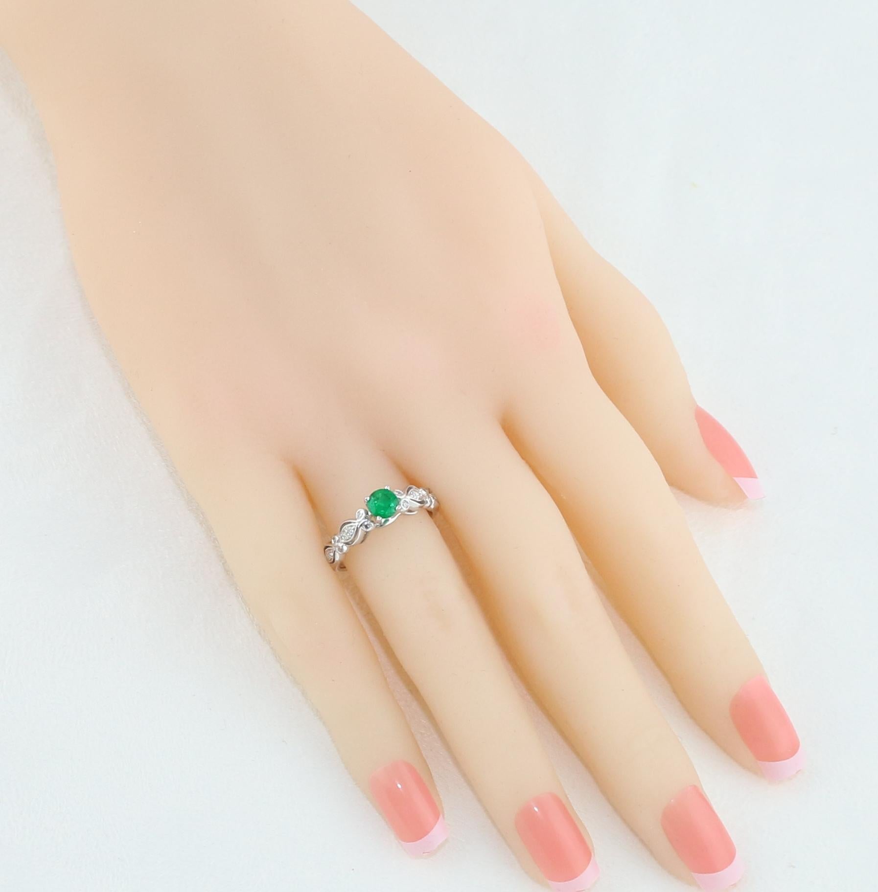 Contemporary AGL Certified 0.35 Carat Emerald Diamond Gold Milgrain Ring For Sale