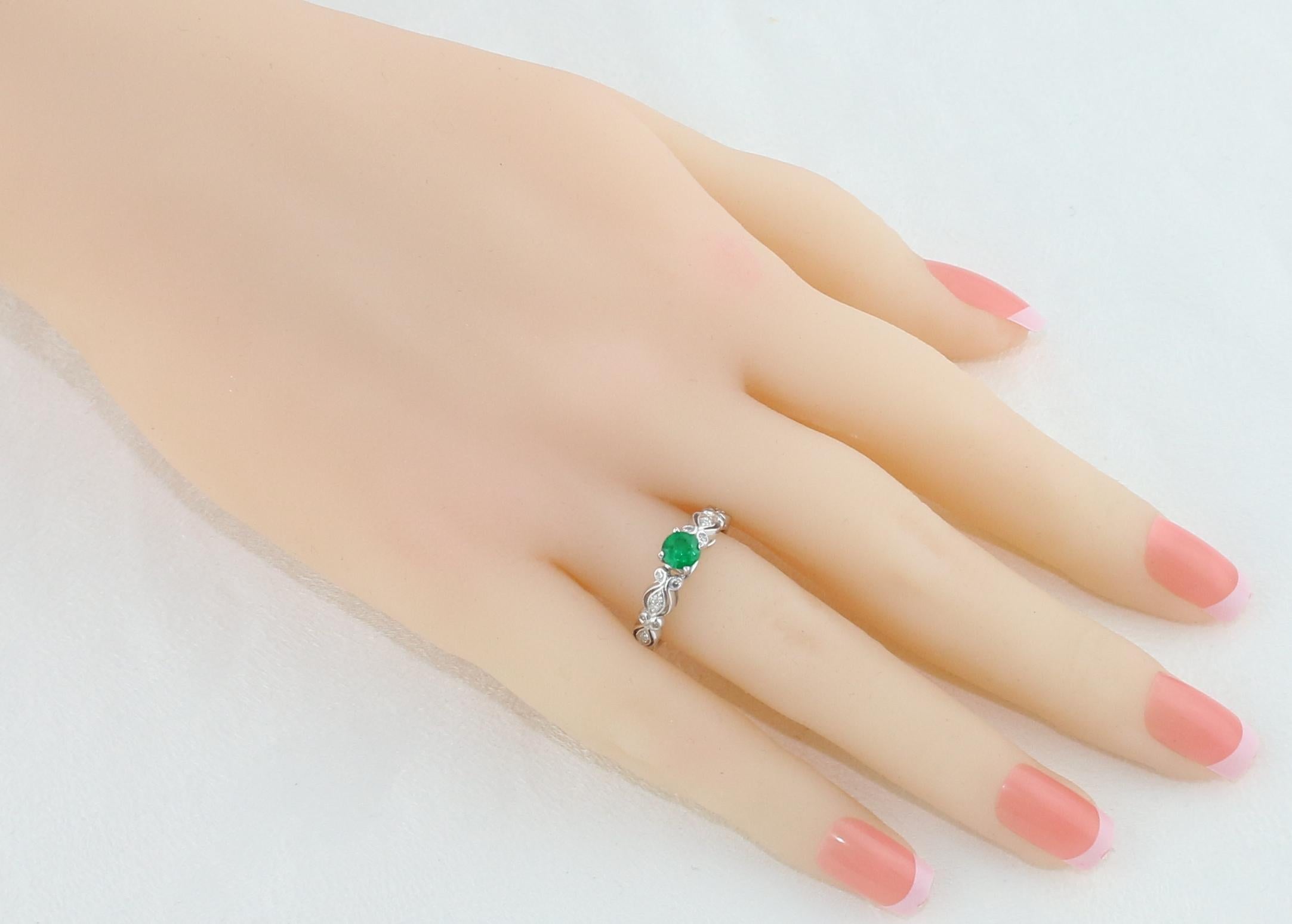 Round Cut AGL Certified 0.35 Carat Emerald Diamond Gold Milgrain Ring For Sale