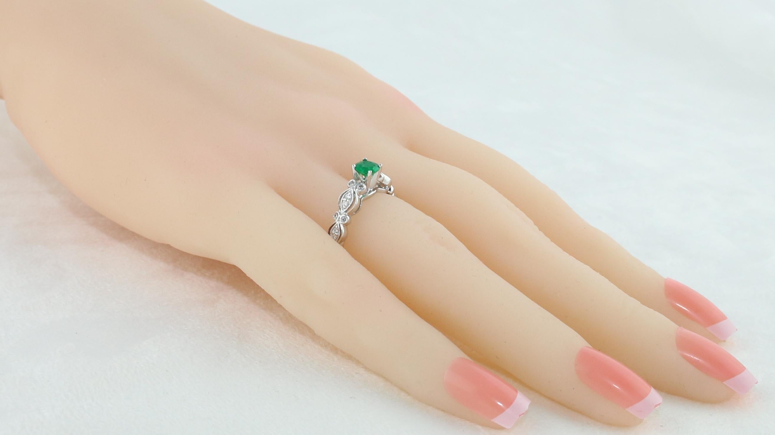 Women's AGL Certified 0.35 Carat Emerald Diamond Gold Milgrain Ring For Sale