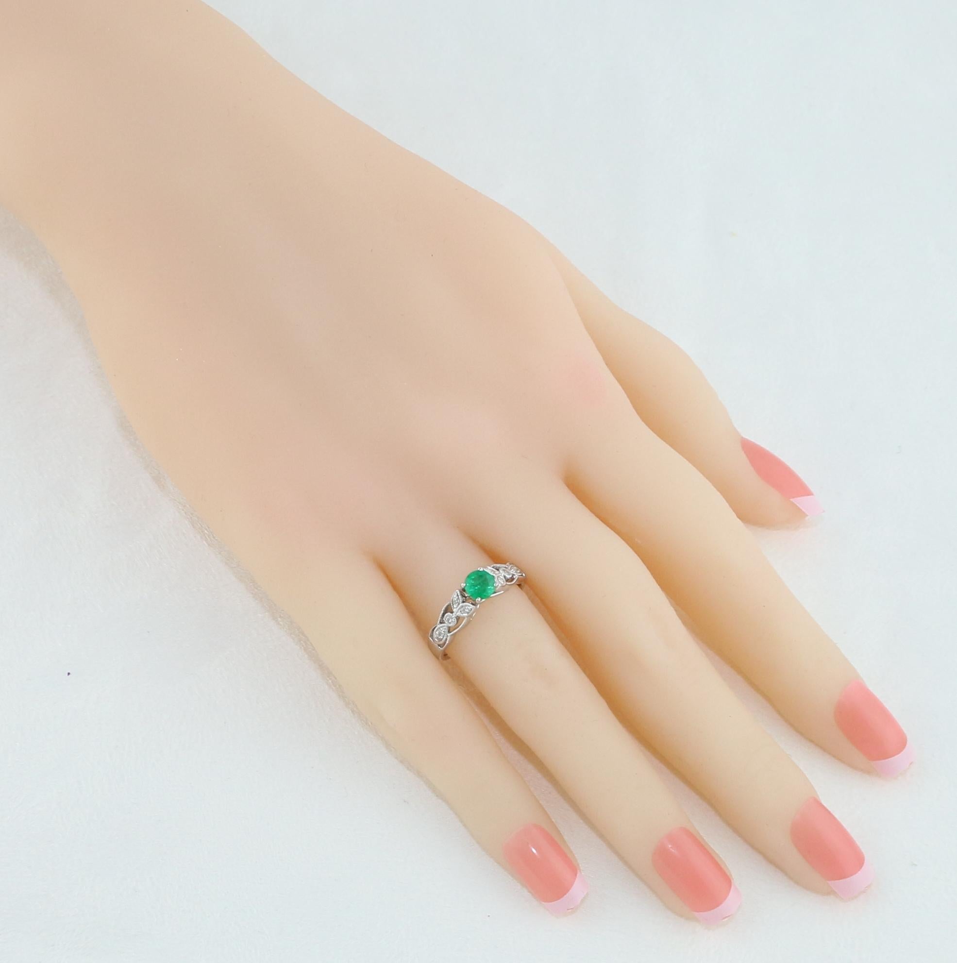 Contemporary AGL Certified 0.38 Carat Emerald Diamond Gold Milgrain Ring For Sale