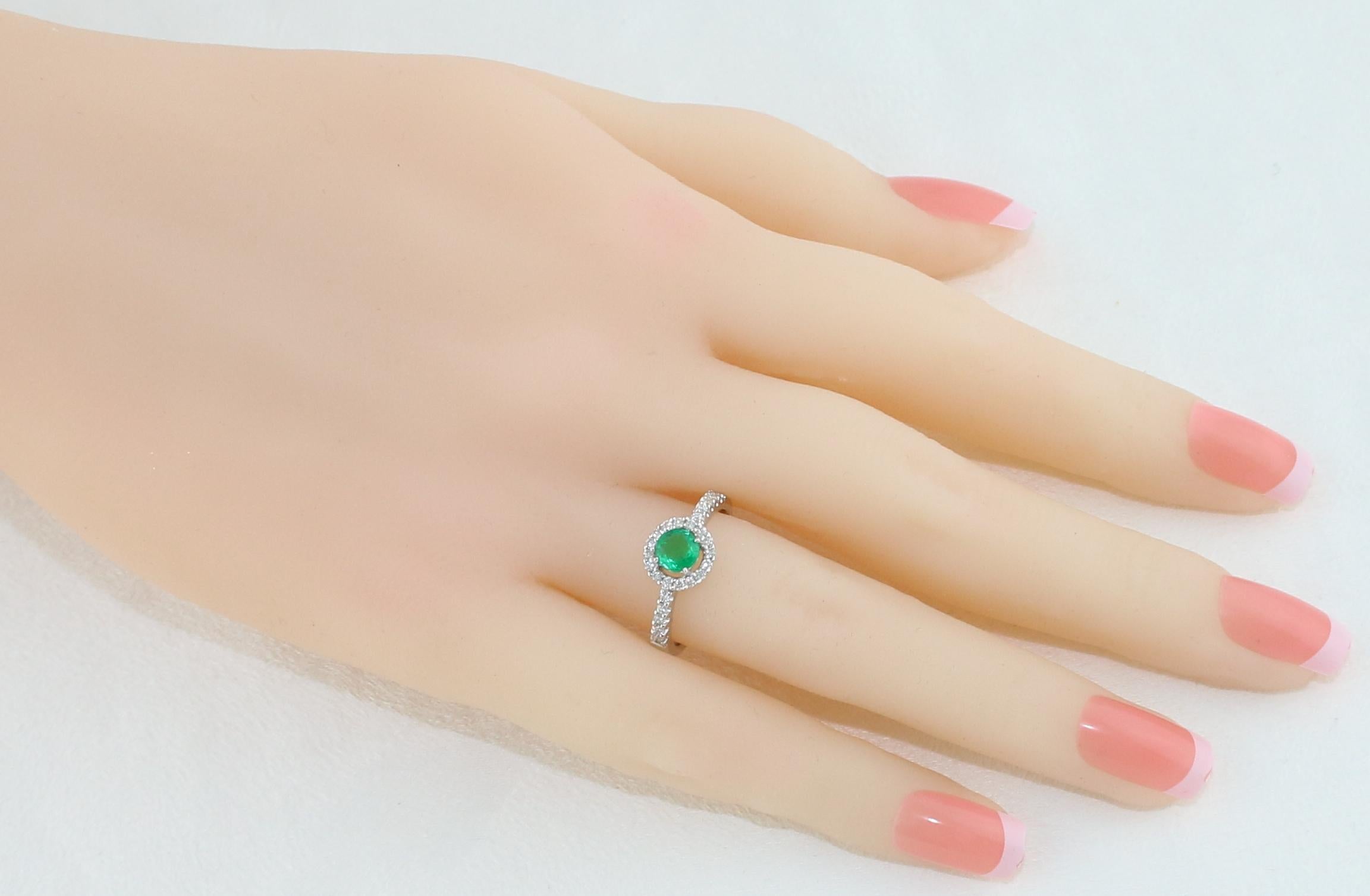 Round Cut AGL Certified 0.40 Carat Emerald Diamond Gold Halo Ring For Sale