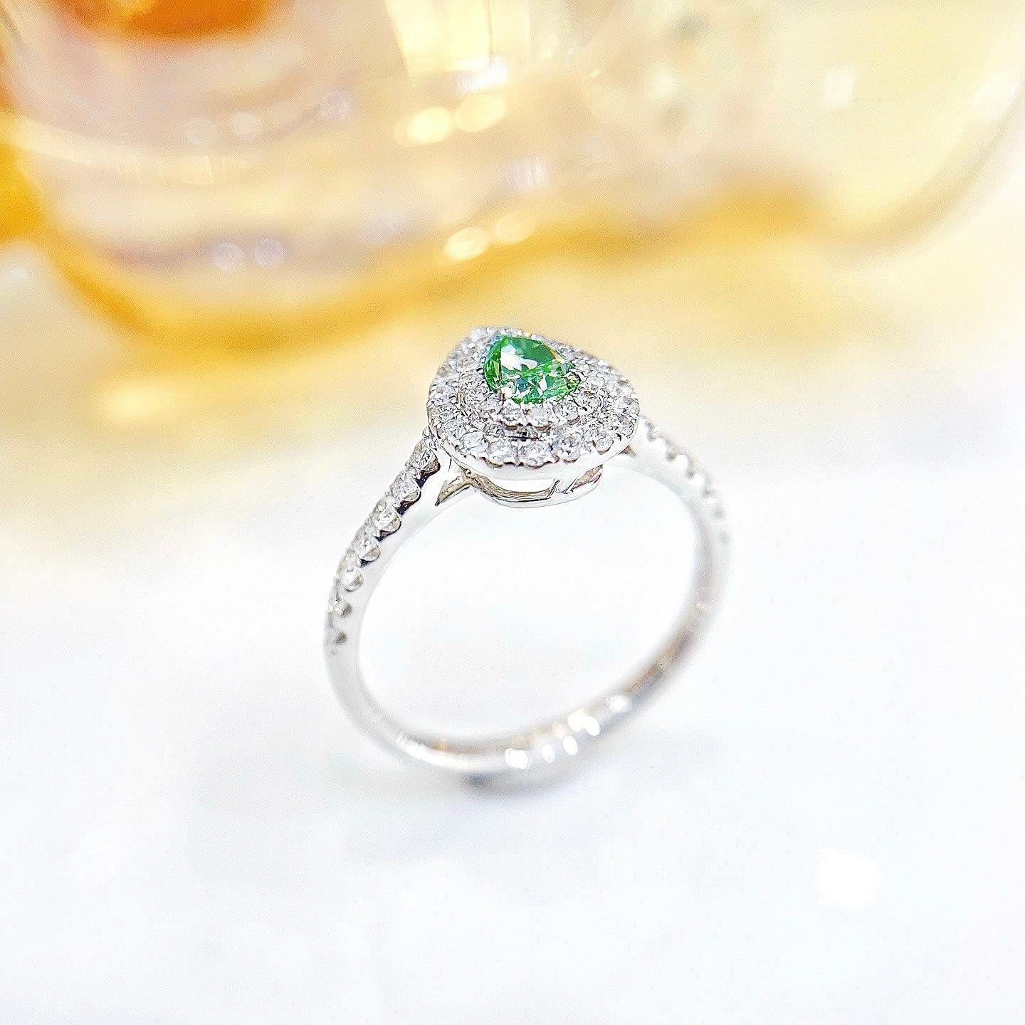 Anello in oro 18 carati con diamanti verdi e taglio a pera certificato AGL da 0,41 CT

1 Diamante con taglio a pera - 0,41 CT
Diamanti - 0,46 CT
Peso totale - 2,85 GM