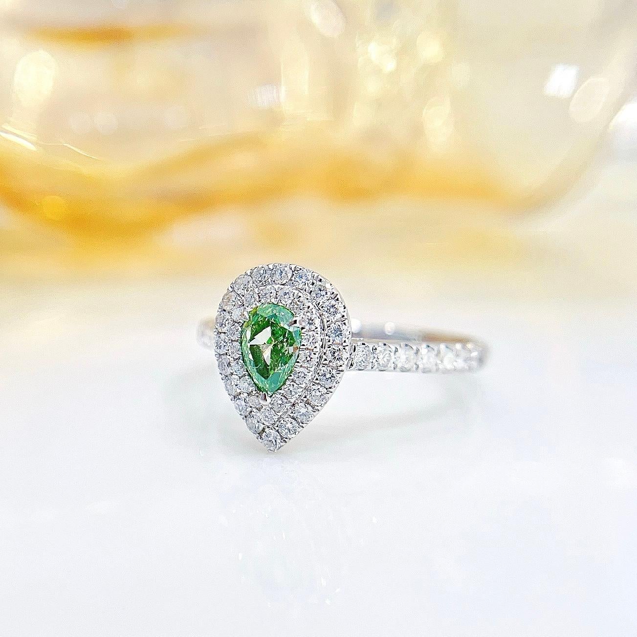 Moderno Anello in oro 18 carati con diamanti verdi e taglio a pera certificato AGL da 0,41 CT in vendita