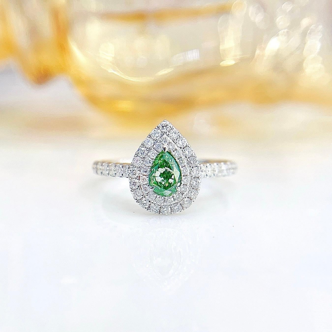 Anello in oro 18 carati con diamanti verdi e taglio a pera certificato AGL da 0,41 CT In condizioni Nuovo in vendita a Kowloon, HK