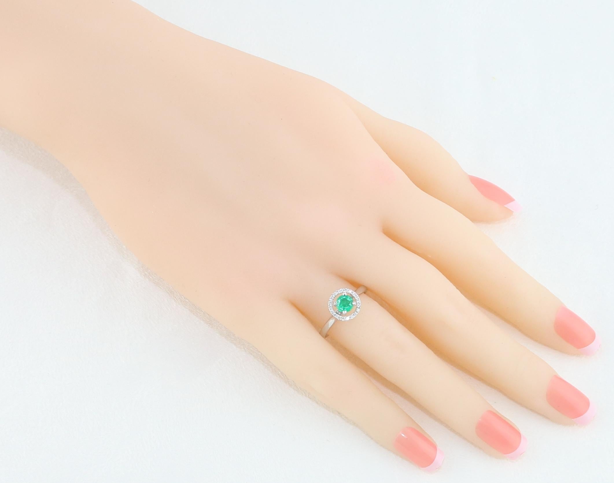 Round Cut AGL Certified 0.42 Carat Emerald Diamond Gold Halo Ring For Sale