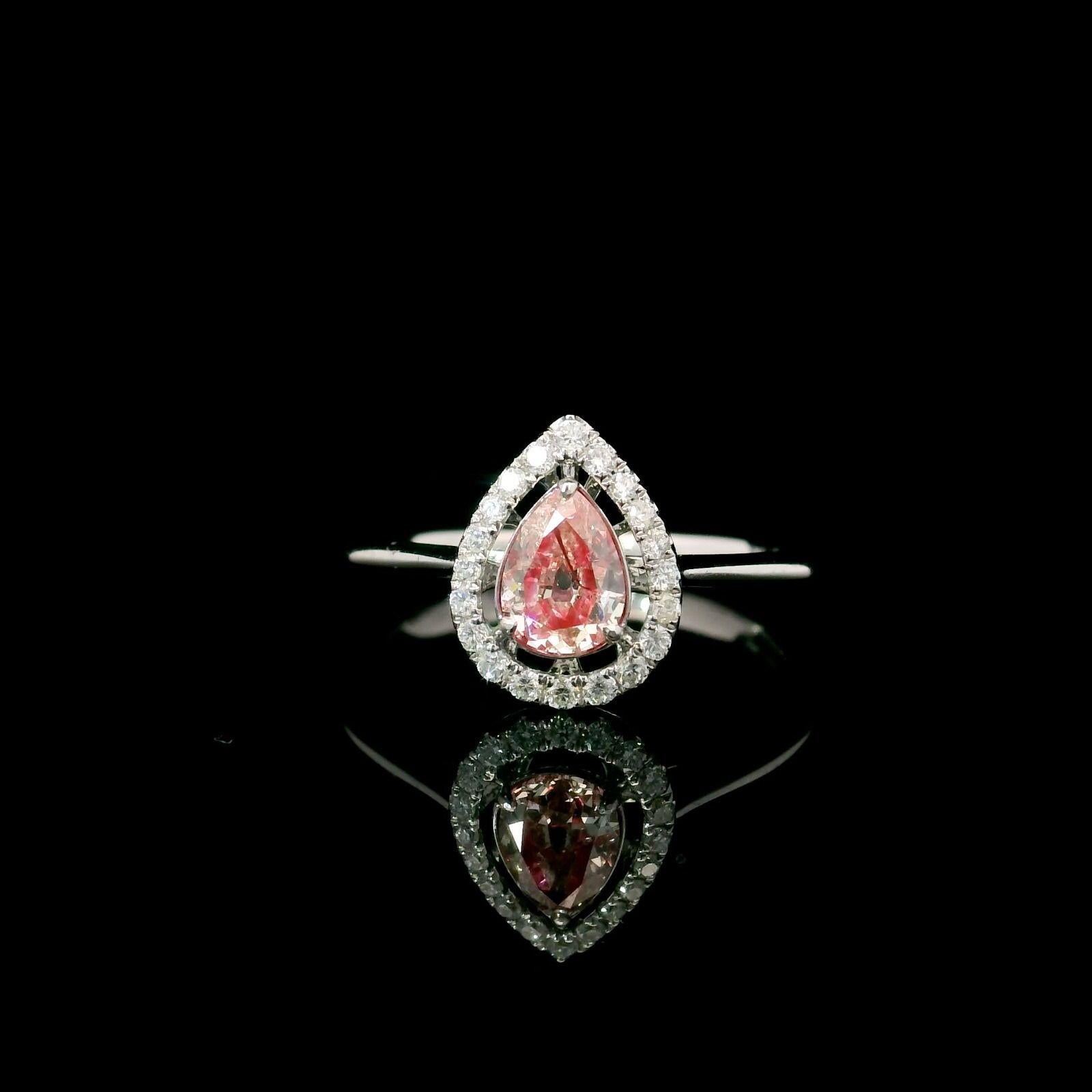 Anillo de oro blanco de 18 quilates con diamantes
  
  Color y quilates del oro Oro blanco 18 quilates
  Peso: 2.22 gramos
  
  Set con-
  Tipo de piedra: Diamantes
  Forma: Pera
  Quilate: 0,431
  Color Rosa fantasía  
  Claridad: SI1
  
  Piedras