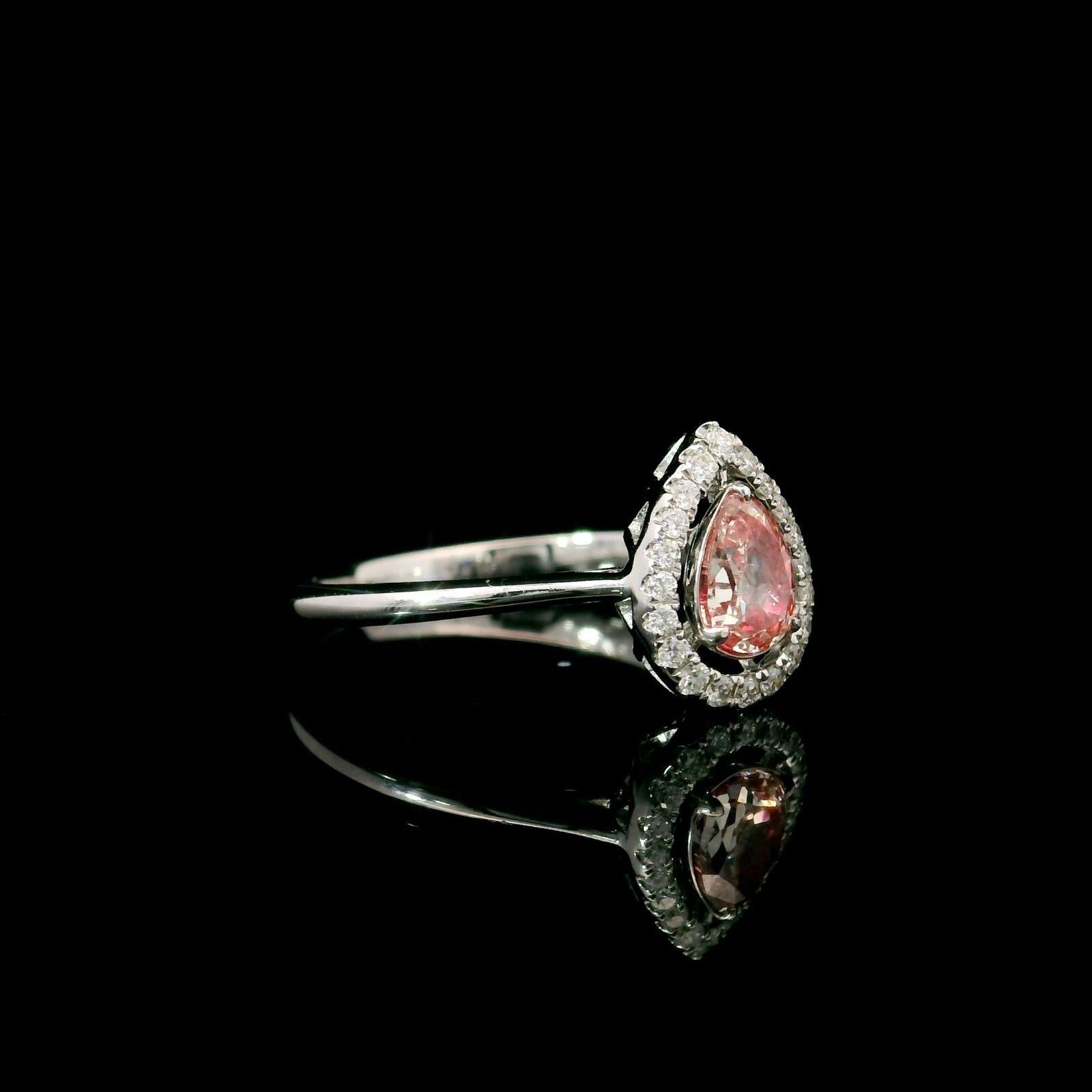 Anillo de diamantes con certificado AGL de 0.431 quilates de color rosa fantasía y claridad VS Corte pera en venta
