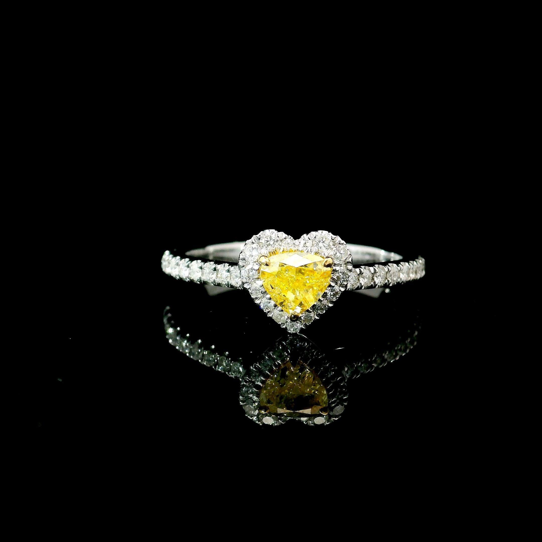 Bague en or blanc 18kt avec diamants
  
  Couleur de l'or et carat : Or blanc 18kt
  Poids : 2.43 grammes
  
  Ensemble avec...
  Type de pierre : Diamants
  Forme : Cœur
  Carat : 0,435 ct
  Couleur : Jaune intense fantaisie
  Clarté : SI
  
 