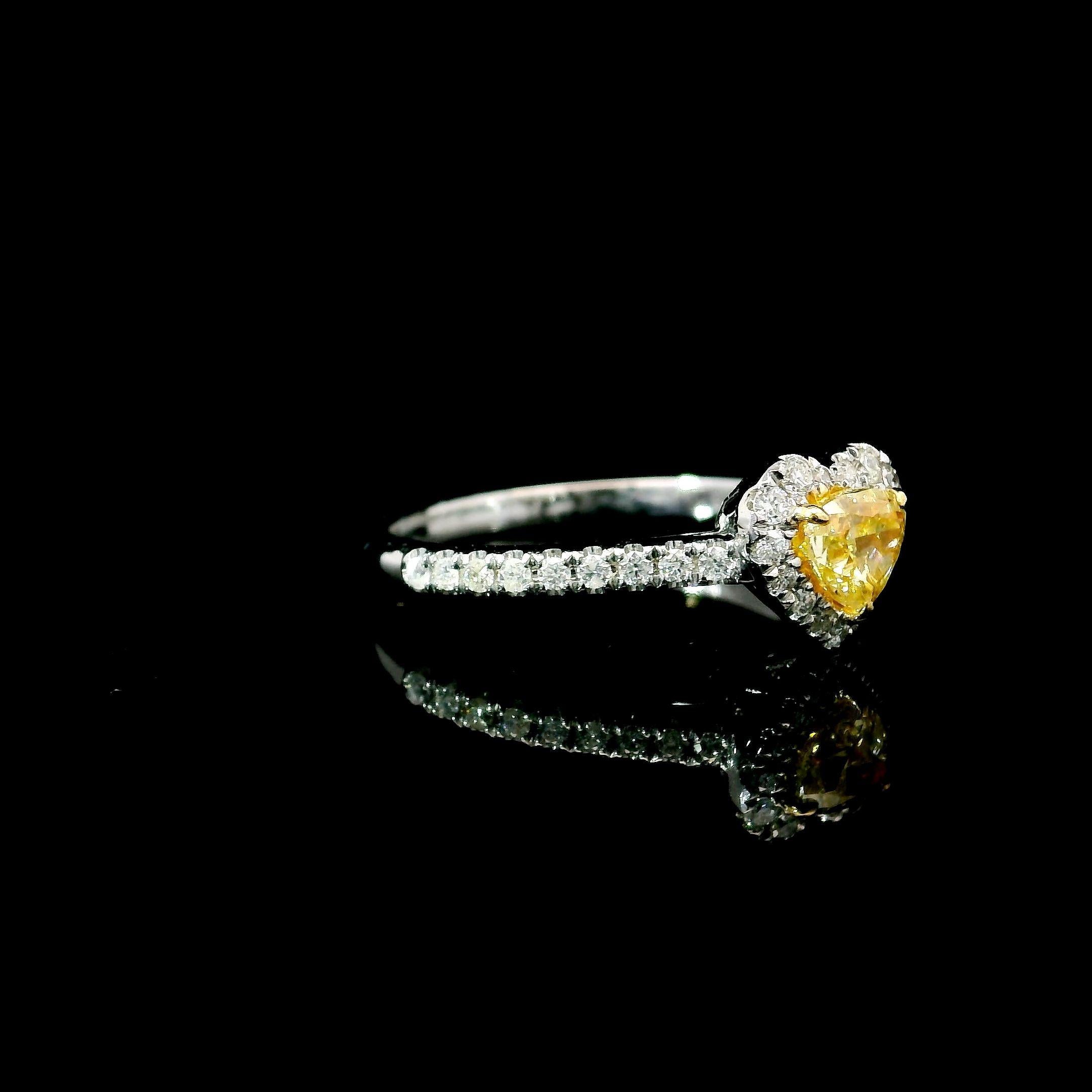 Taille cœur Bague avec diamant jaune intense fantaisie de 0.435 carat de pureté SI certifié AGL en vente
